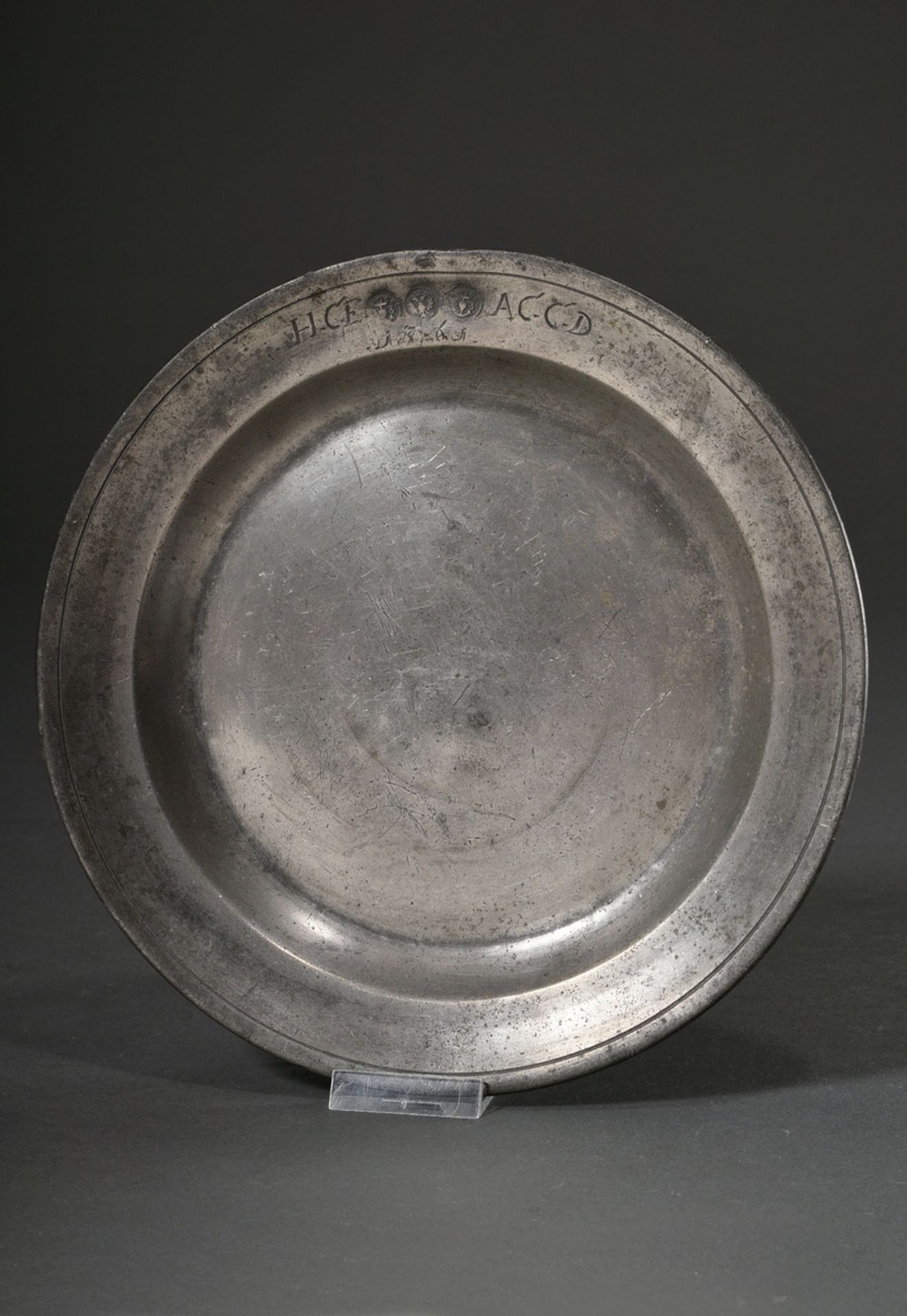 2 Various pieces of Lübeck pewter: Hangelpott with figurally shaped handles (food carrier), MZ: Cla - Image 8 of 10