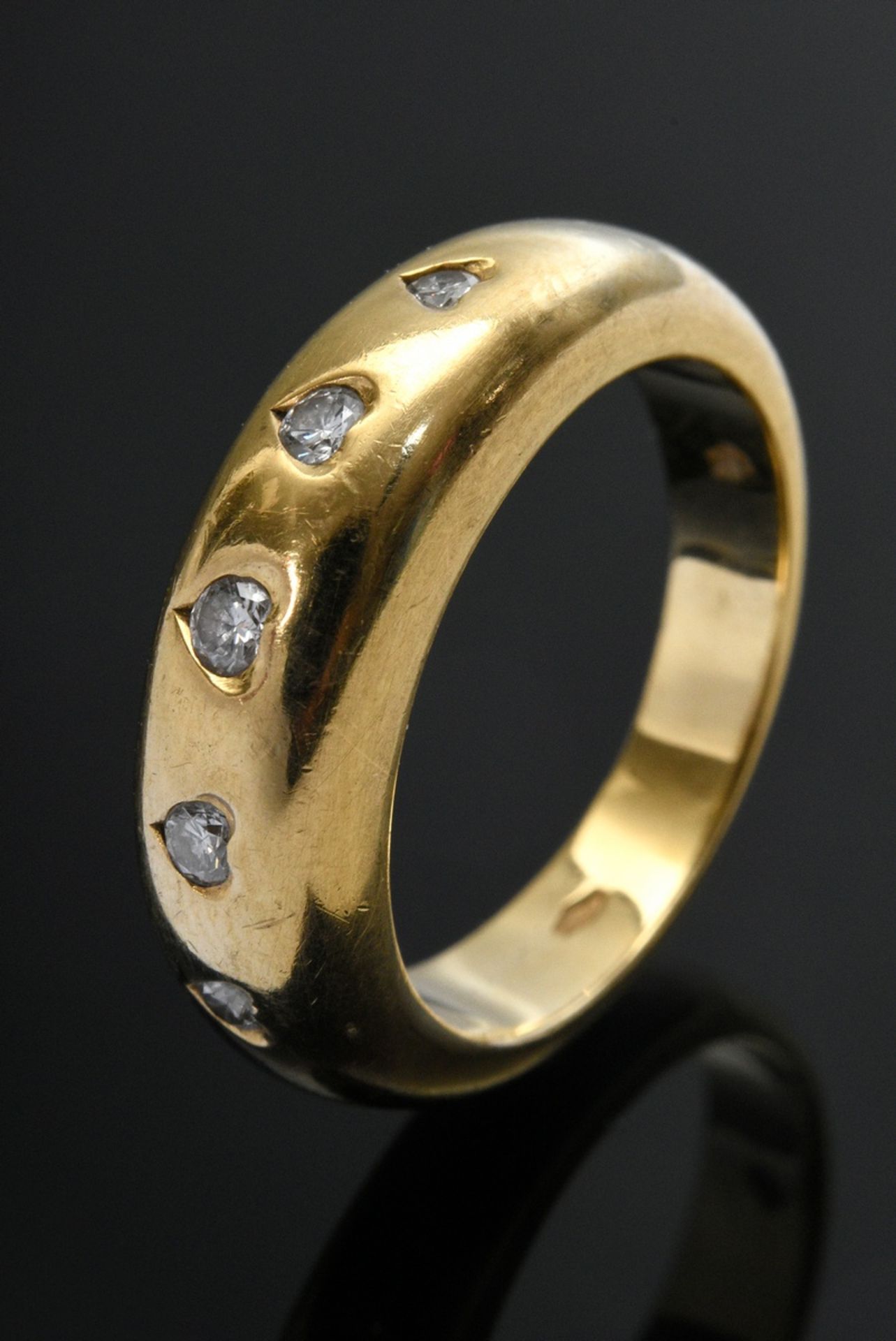 Massiver Gelbgold 750 Bandring mit Brillanten (zus. ca. 0.20ct/VSI/W) in Herzfassungen, 9,5g, Gr. 5