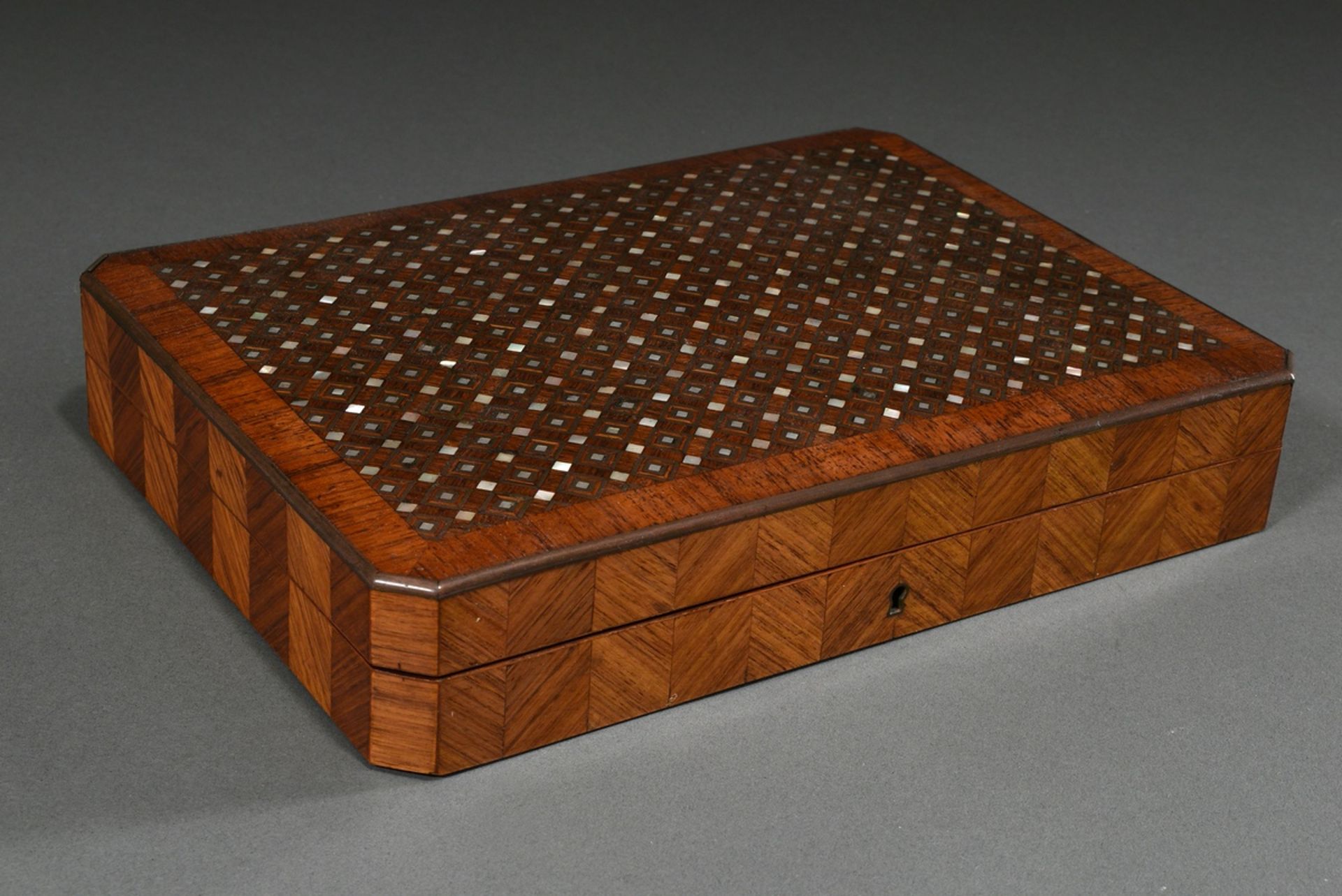 Flat box with bevelled corners and removable interior of 4 divided bowls, mahogany and rosewood ven