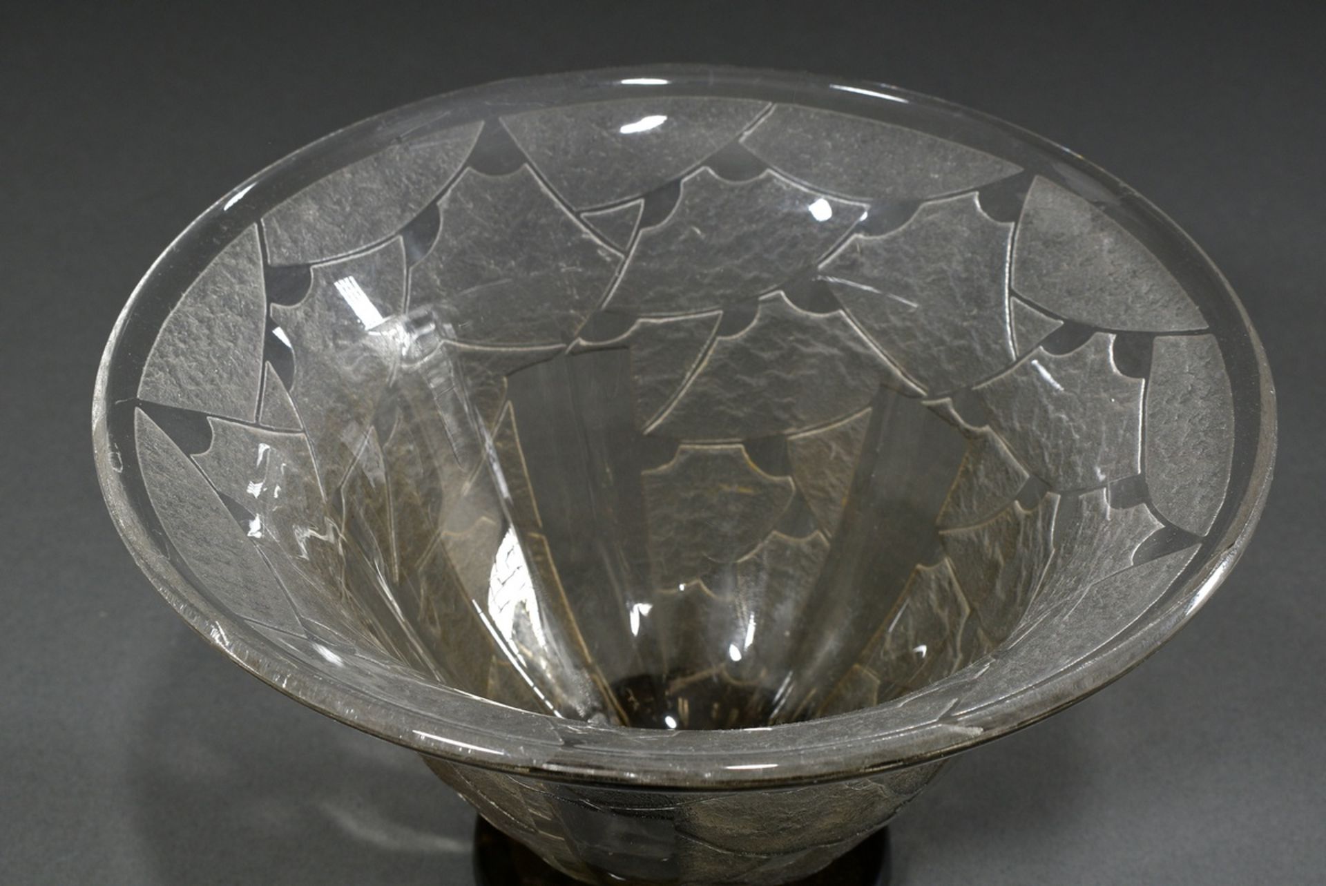 Art Deco bowl with abstract etched decoration on the wall and smoked glass foot, sign. Schneider, N - Image 2 of 4