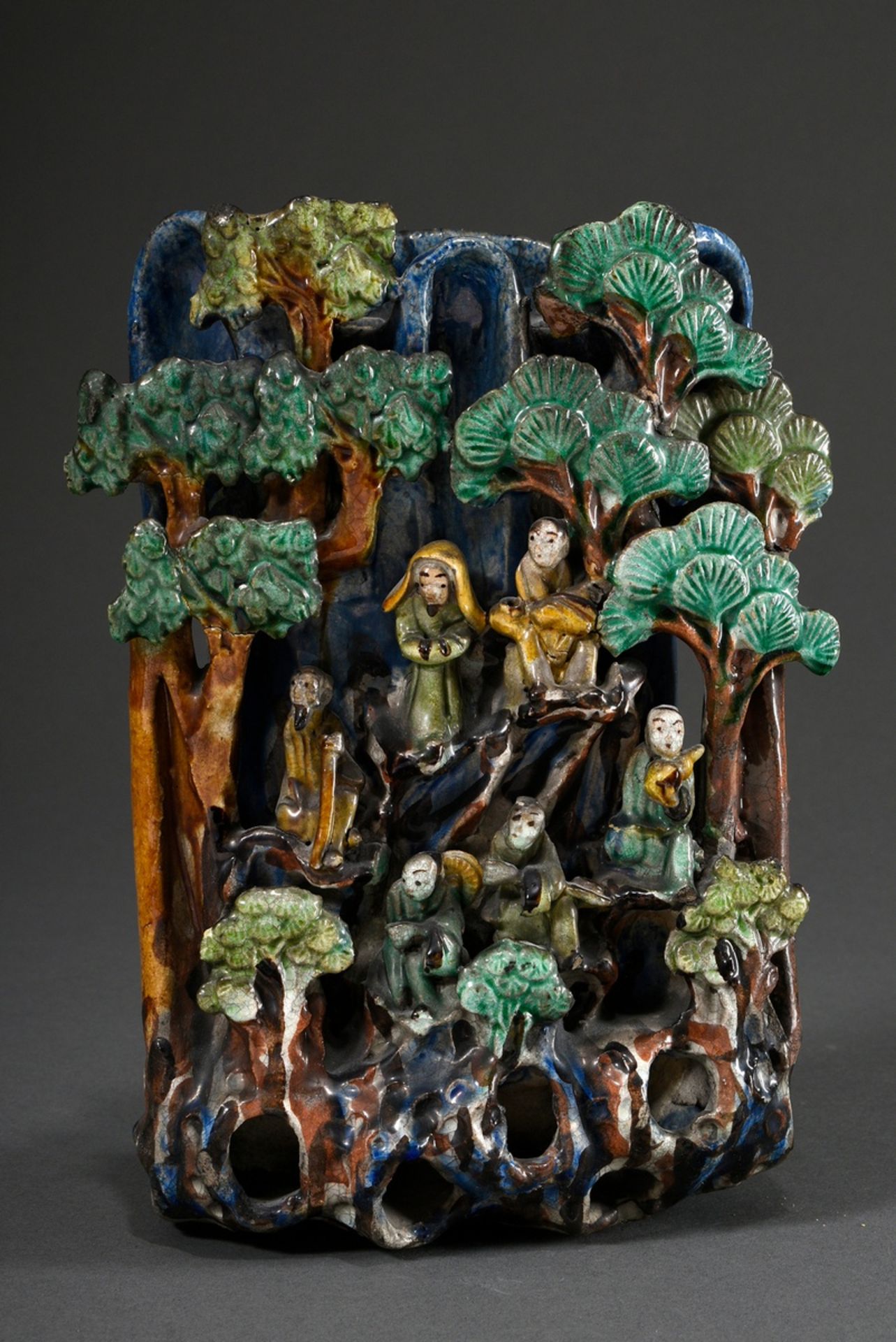 Shiwan ceramic wall vase with Sancai glaze over sculptural depiction "Six persons in a wooded rocky