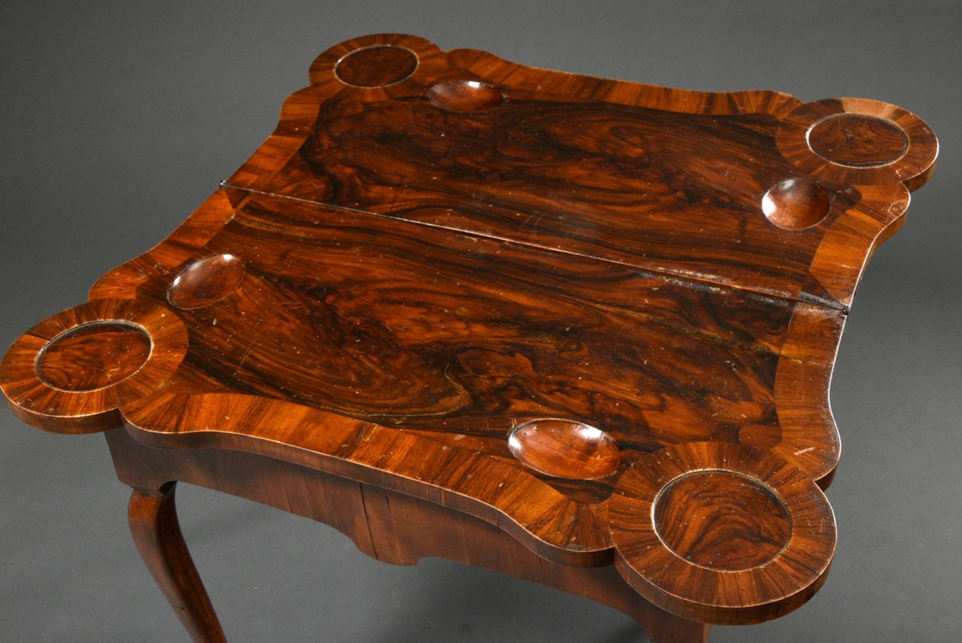 Baroque console with candlestick and jetons recesses, 18th century, walnut veneered on softwood, 75 - Image 5 of 10