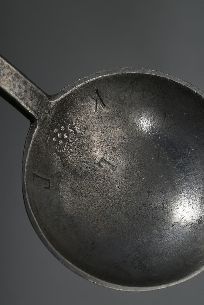 Pewter spoon board in openwork shield form with 12 slots, MZ indistinct, end of 18th century, 31x20 - Image 4 of 6