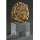 Kalkstein Fragment "Kopf eines Mannes mit Perücke", rückseitig unbearbeitet, wohl aus Halbrelief, H
