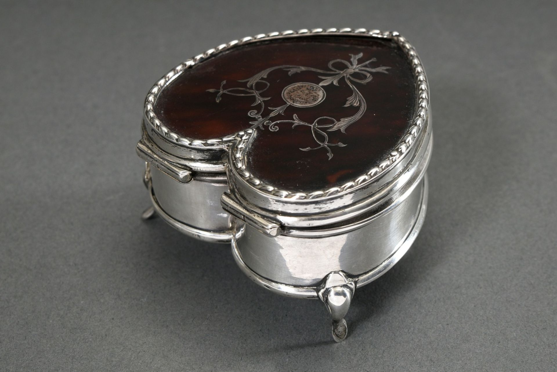 English jewellery box in the shape of a heart with ornamental inlays in the tortoiseshell lid and s - Image 3 of 7