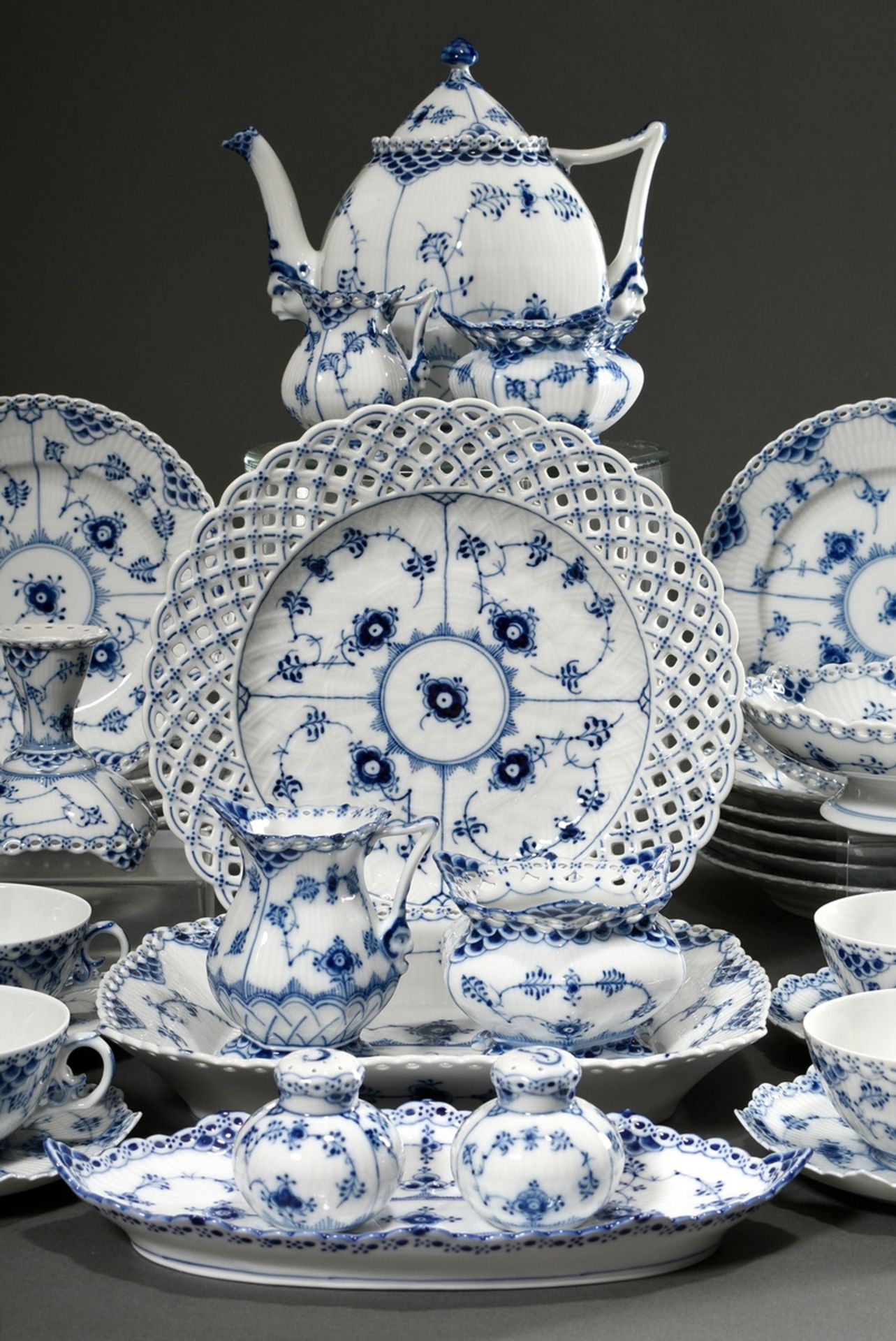 42 pieces Royal Copenhagen coffee and tea service "Musselmalet half and full point", consisting of: