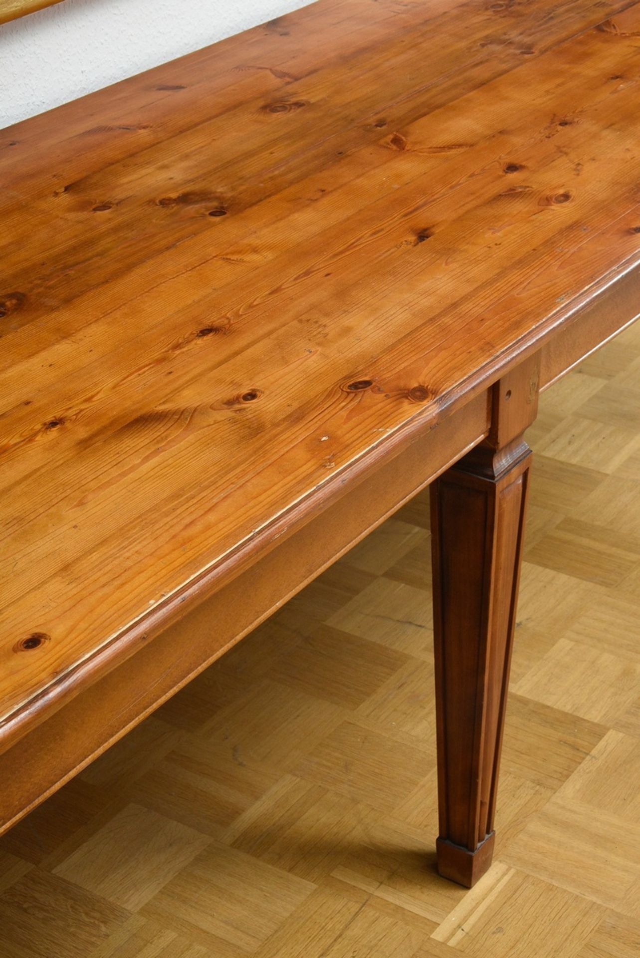 Large refectory table on classicistic pointed legs, South German beginning of the 20th c., polished - Image 2 of 4