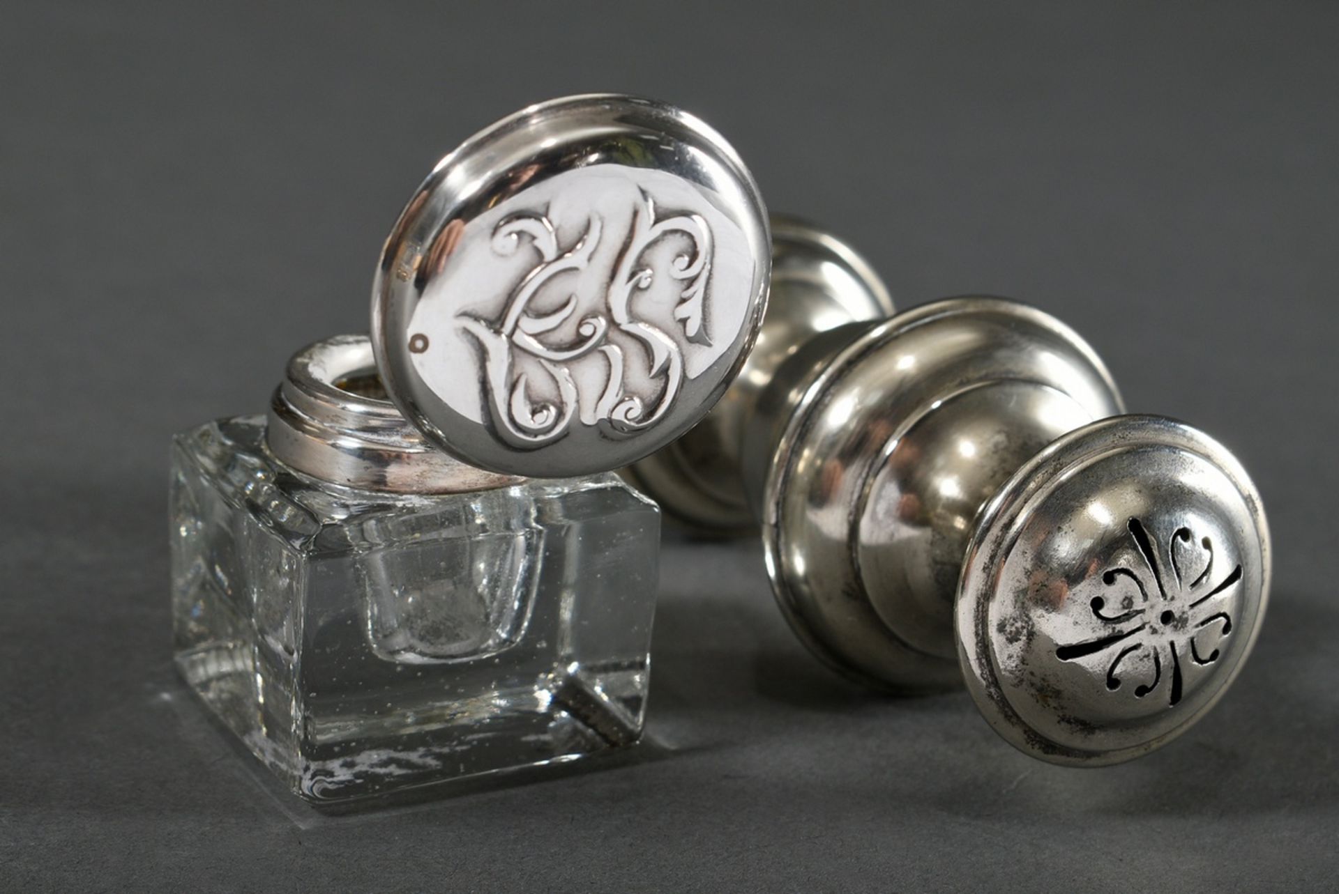 2 Various small pieces: English inkpot with angular glass body and floral silver 925 lid, MM: Ari D - Image 2 of 3