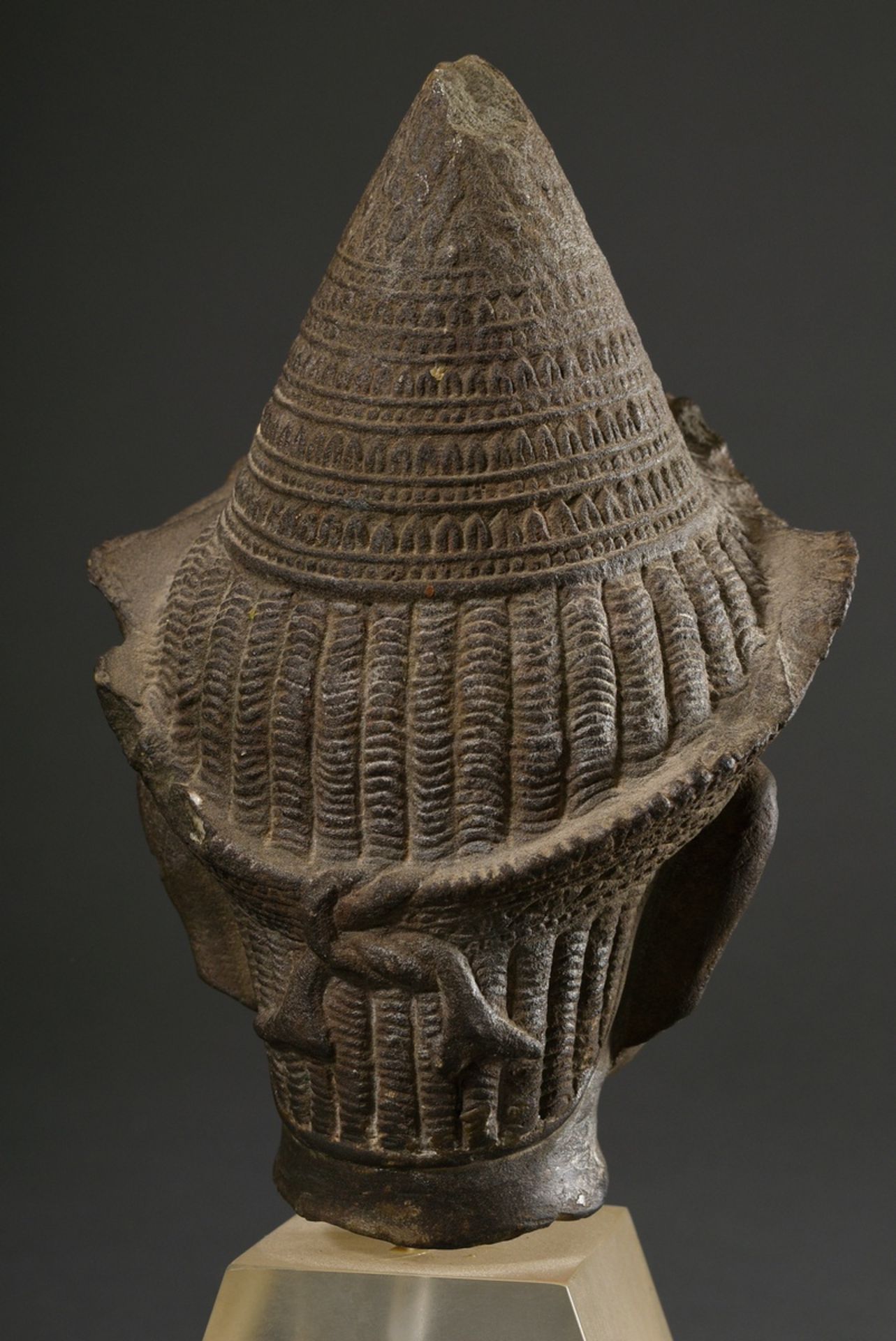 Excellent Khmer sandstone head "Vishnu" with conical chignon (mukuta) and laced diadem, finely work - Image 5 of 5