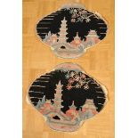 2 Vierpass Medaillons "Chinesische Architektur" auf dunklem Fond, Fragmente aus Peking Teppich, um