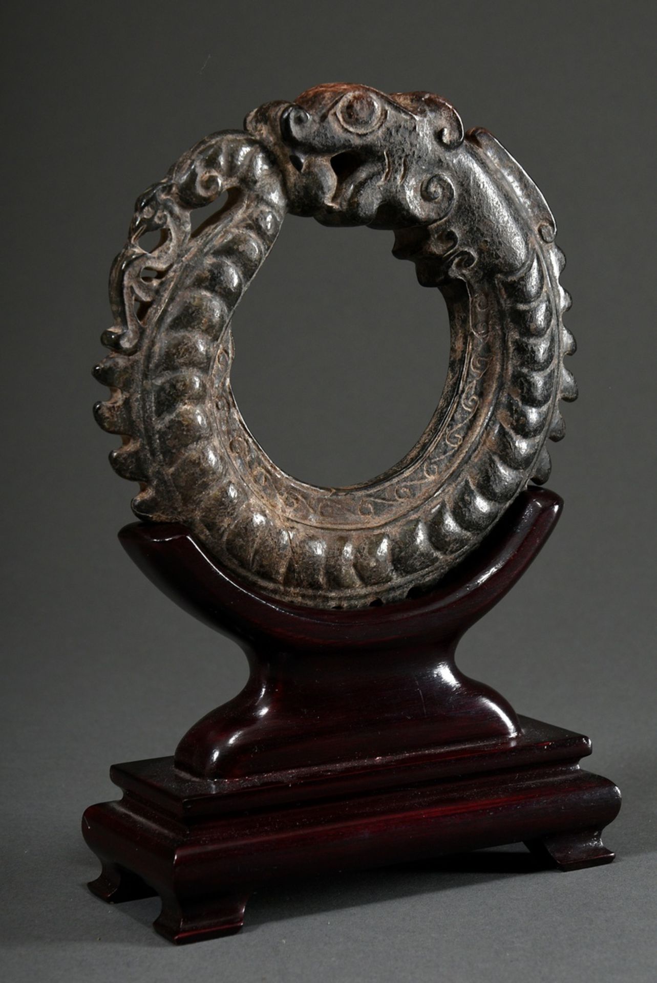 Dark jade carving "Round-laid dragon", powerfully stylised with jagged back and scales, wooden stan - Image 2 of 6