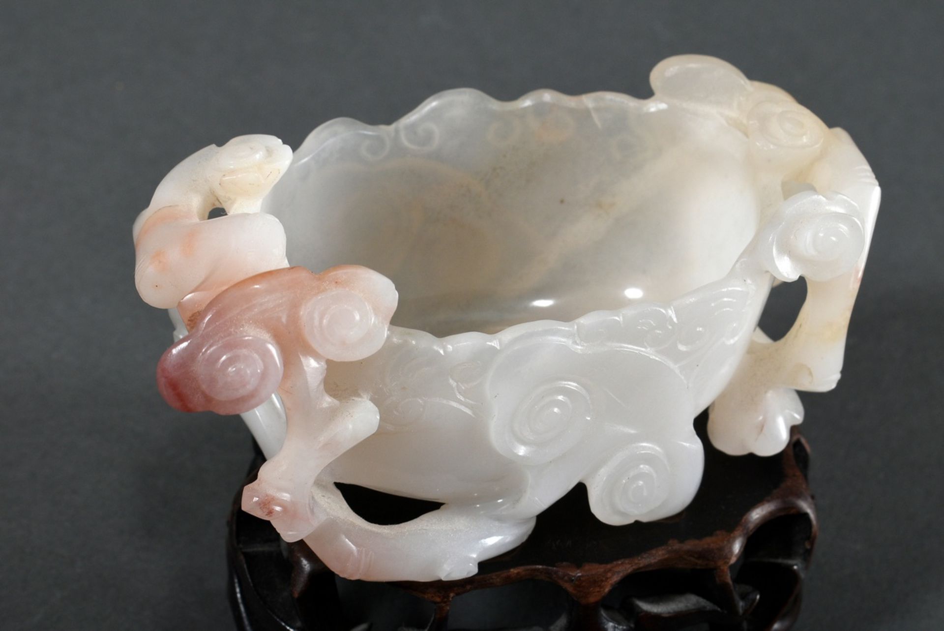 Light rose coloured jade brush washer with "Lingzhi mushrooms" on carved wooden base, 4,5x10x5cm, s - Image 3 of 5