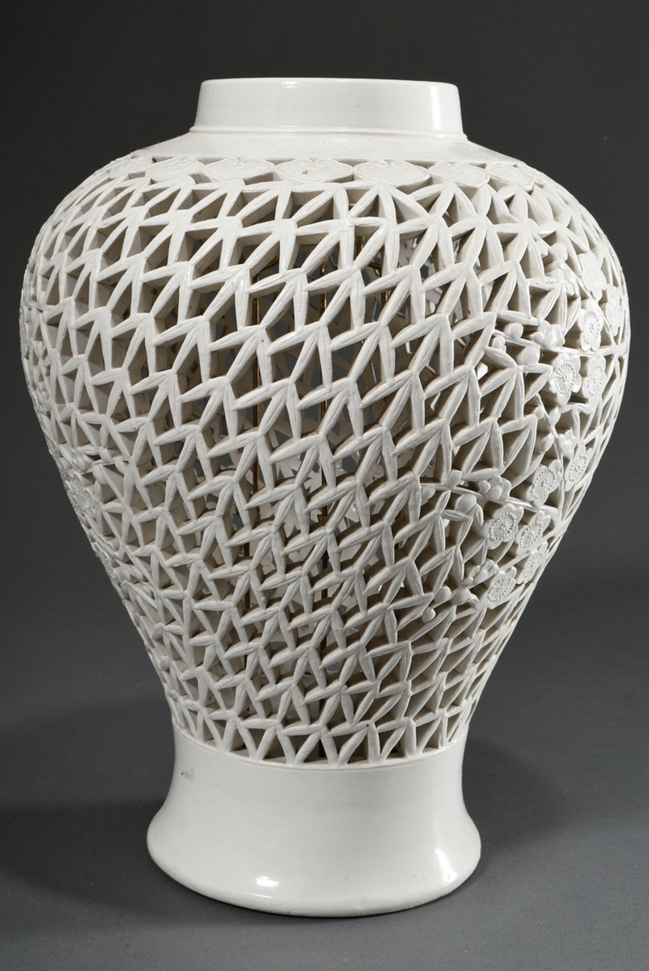 White porcelain lampstand in the form of a shoulder vase "Plum blossoms and bamboo", pierced bottom - Image 3 of 3