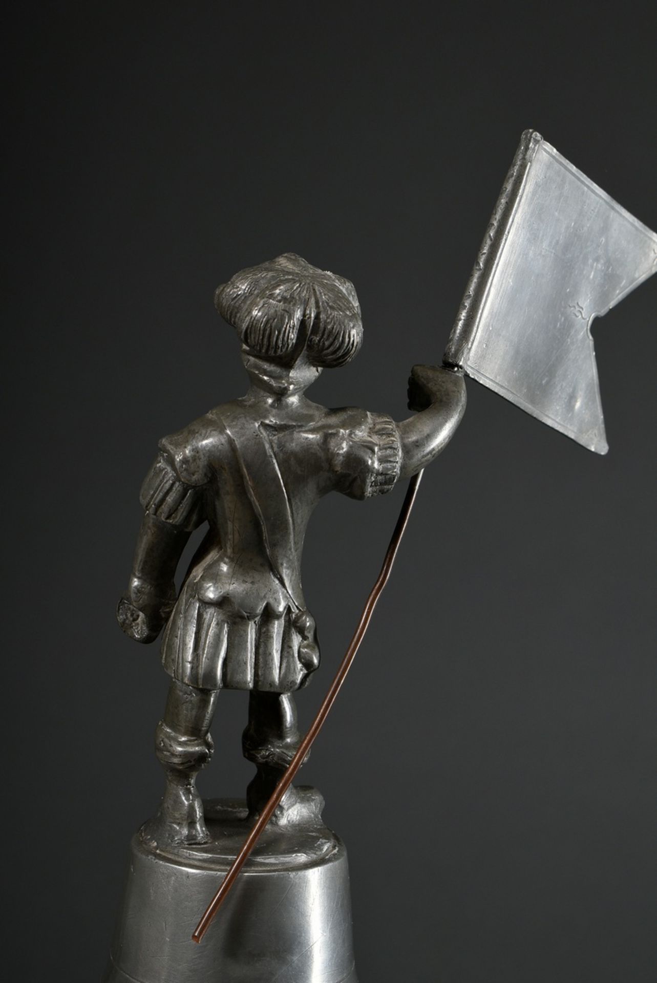 Large pewter guild cup "Willkomm" with plastic lid crowning "flag bearer", engraved inscription "Es - Image 4 of 12