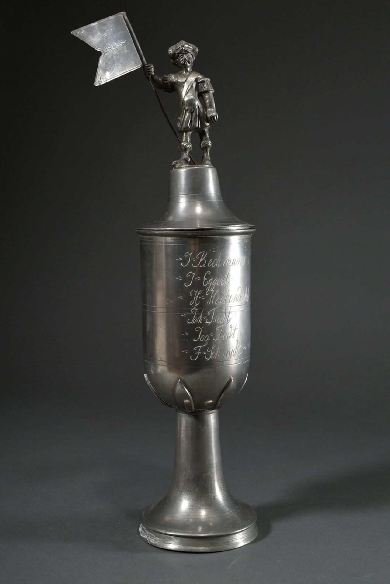 Large pewter guild cup "Willkomm" with plastic lid crowning "flag bearer", engraved inscription "Es - Image 3 of 12