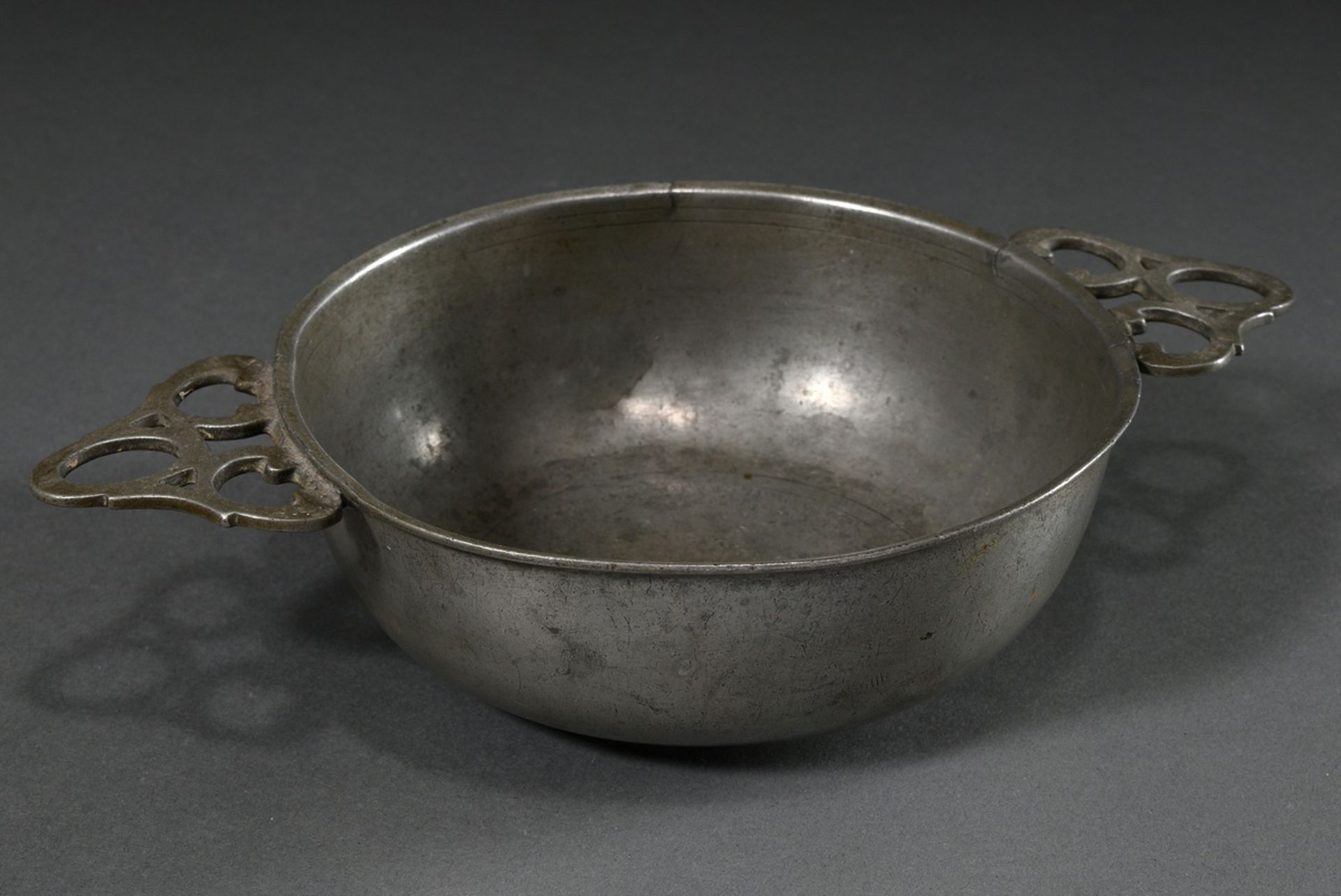 North German pewter ear bowl or maternity bowl with symmetrical openwork handles, on the bottom eng
