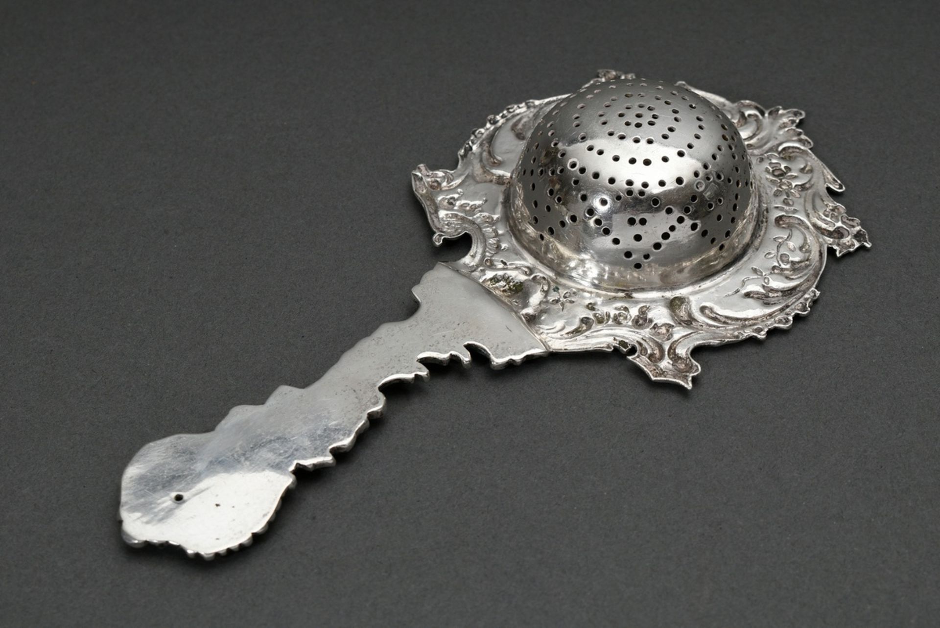 Historism tea strainer in neo-rococo style with mascaron and rocaille decoration, hallmarked silver - Image 2 of 2