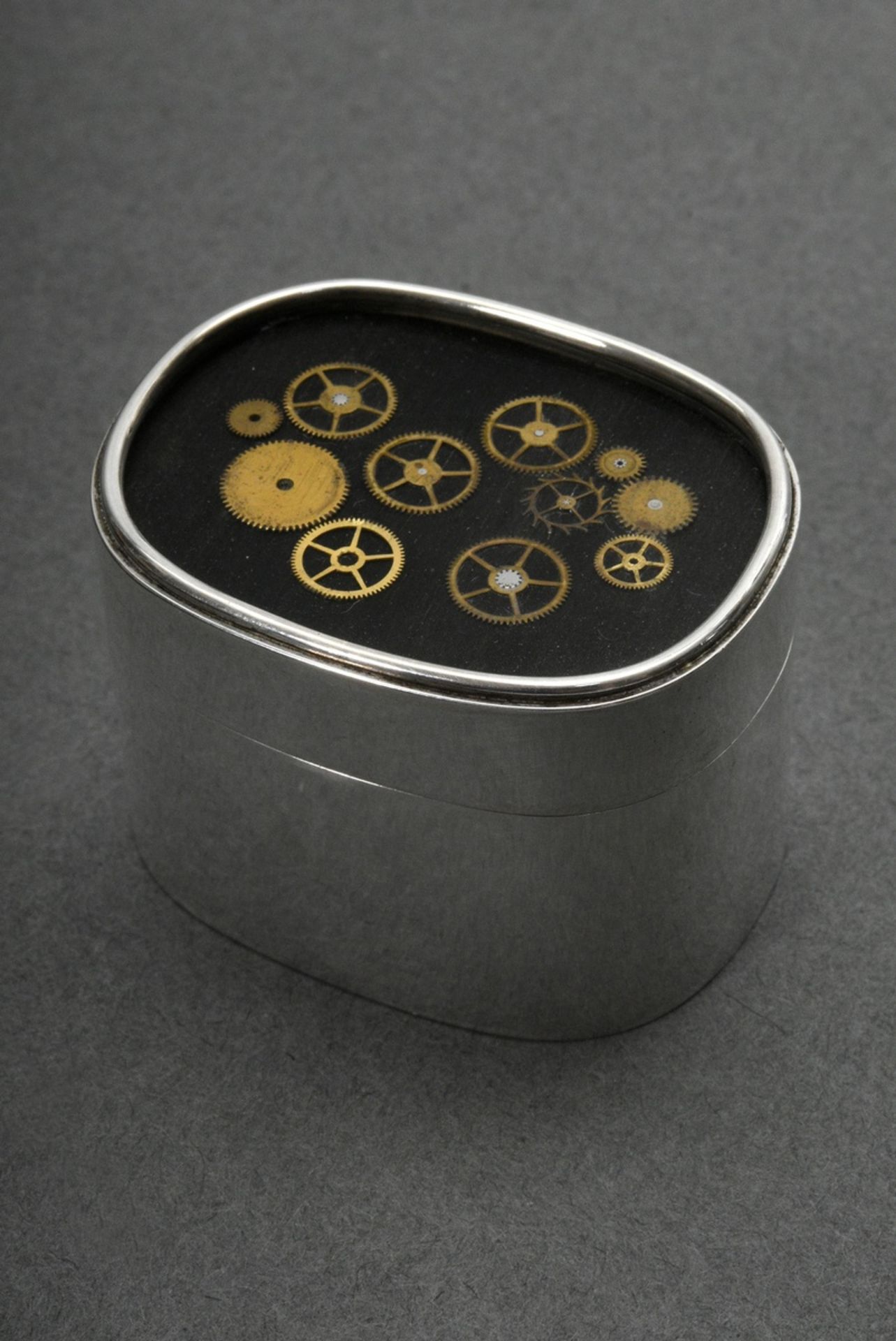 2 Various modern silver 925 pillboxes: 1 tall with watch wheels under glass (43,8g, 4x3x2,9cm) and - Image 2 of 5