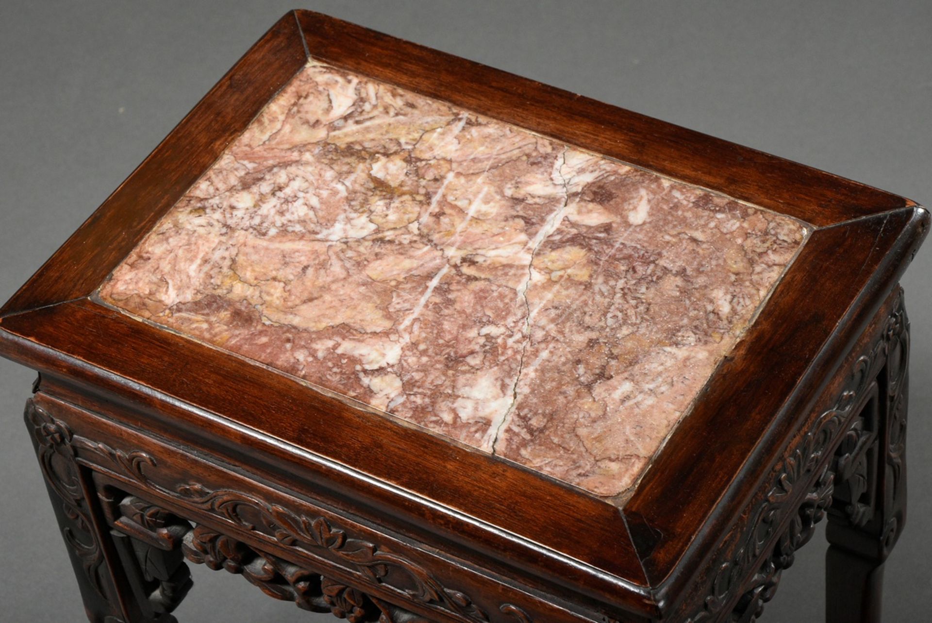 Chinese stool with floral carved blackwood frame and reddish marble top, around 1900, 47,5x41x30,5c - Image 2 of 3