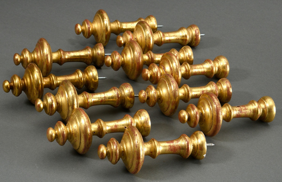 11 Turned curtain holders in baluster form for 5 windows, wood gilded over bolus ground, l. 20cm, t - Image 3 of 3