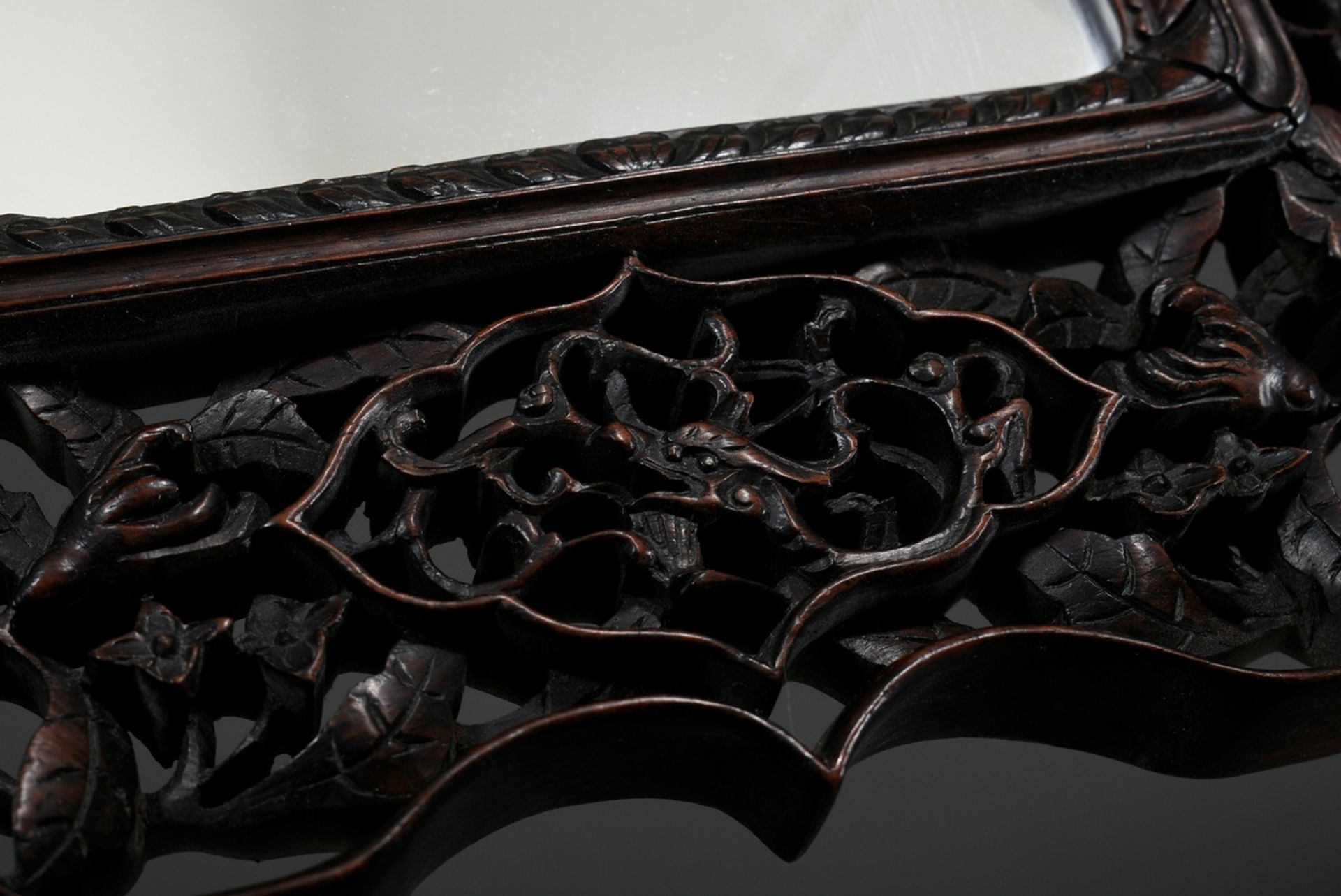 2 Chinesische Blackwood Rähmchen mit "Drachen- und Fruchtmotiven" in feiner Durchbruchschnitzerei, - Bild 3 aus 5