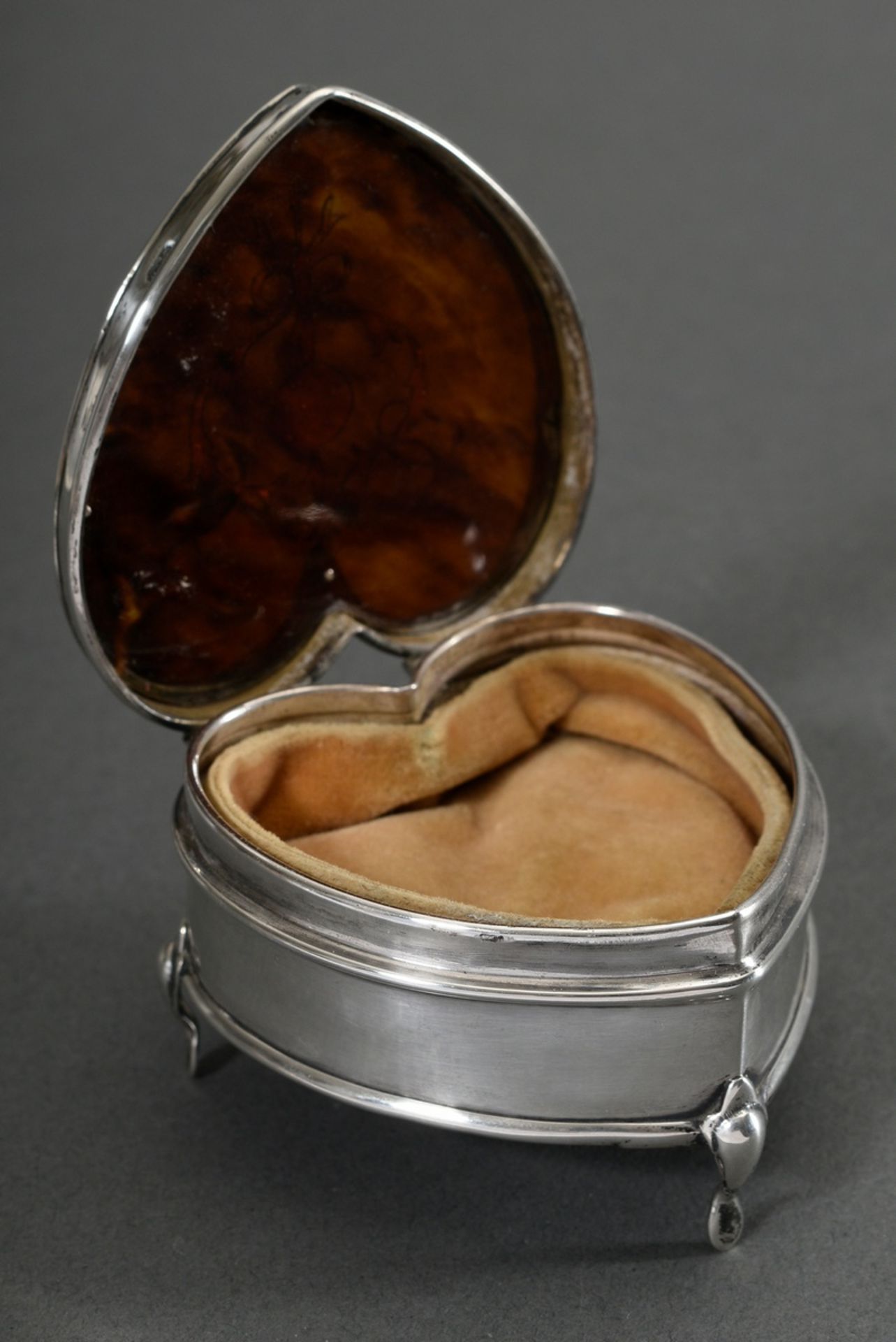 English jewellery box in the shape of a heart with ornamental inlays in the tortoiseshell lid and s - Image 2 of 7