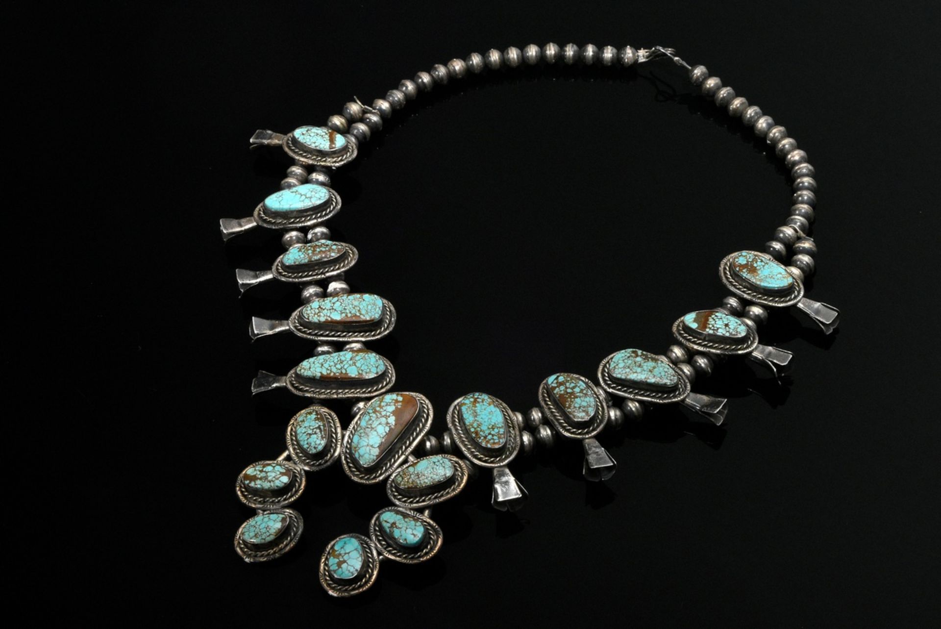 Navajo Silber "Squash Blossom" Collier, zweisträngiges Exemplar mit 10 Blüten an unregelmäßigen Tür