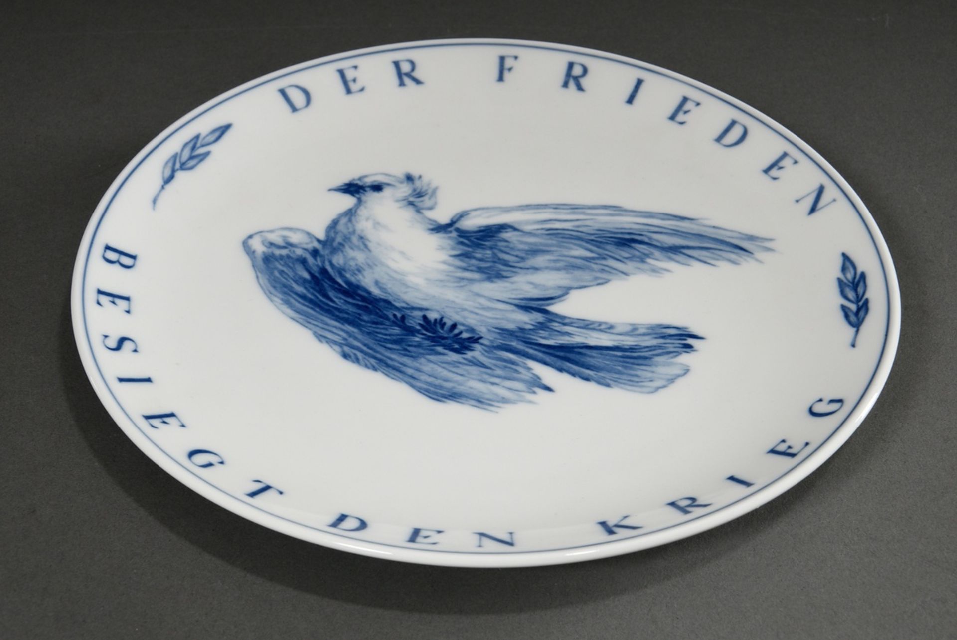 Meissen Wandteller mit Blaumalerei Dekor "Friedenstaube" und Inschrift "Der Frieden besiegt den Kri - Bild 2 aus 5