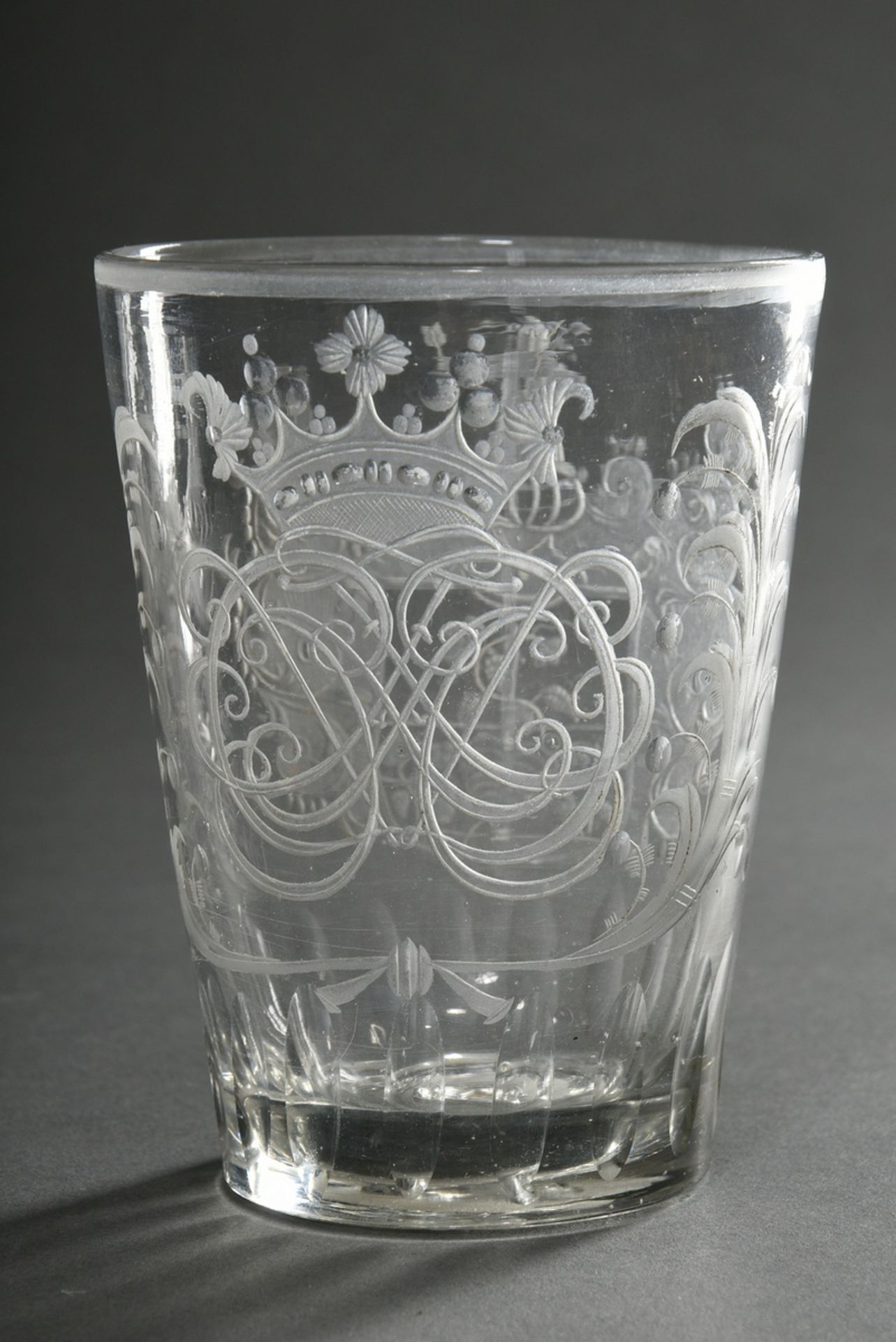 Barockes Becherglas in konischer Form mit ligiertem Spiegelmonogramm zwischen Palmzweigen unter Kro - Bild 2 aus 4