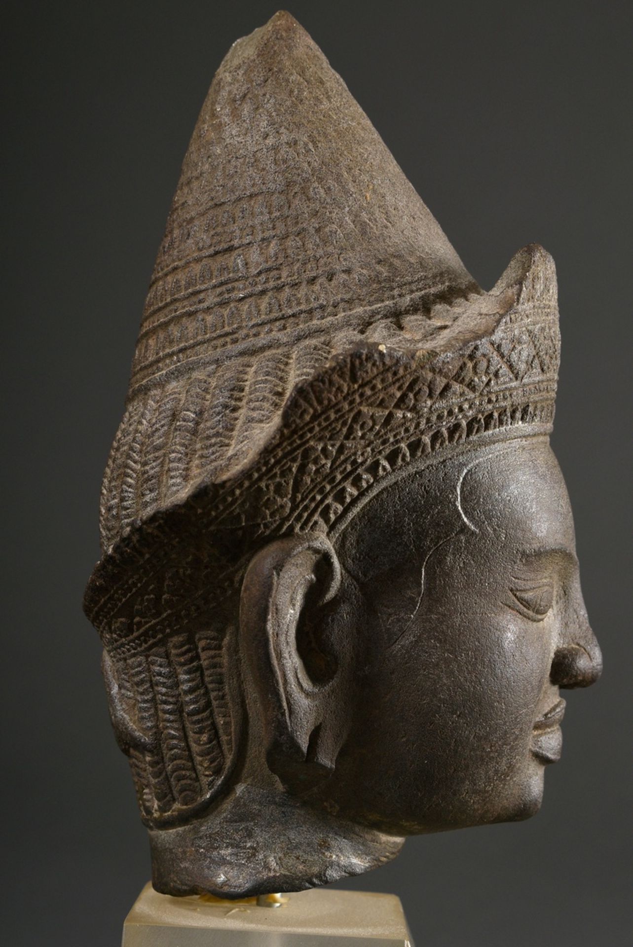 Ausgezeichneter Khmer Sandstein Kopf "Vishnu“ mit konischem Chignon (Mukuta) und geschnürtem Diadem - Bild 4 aus 5