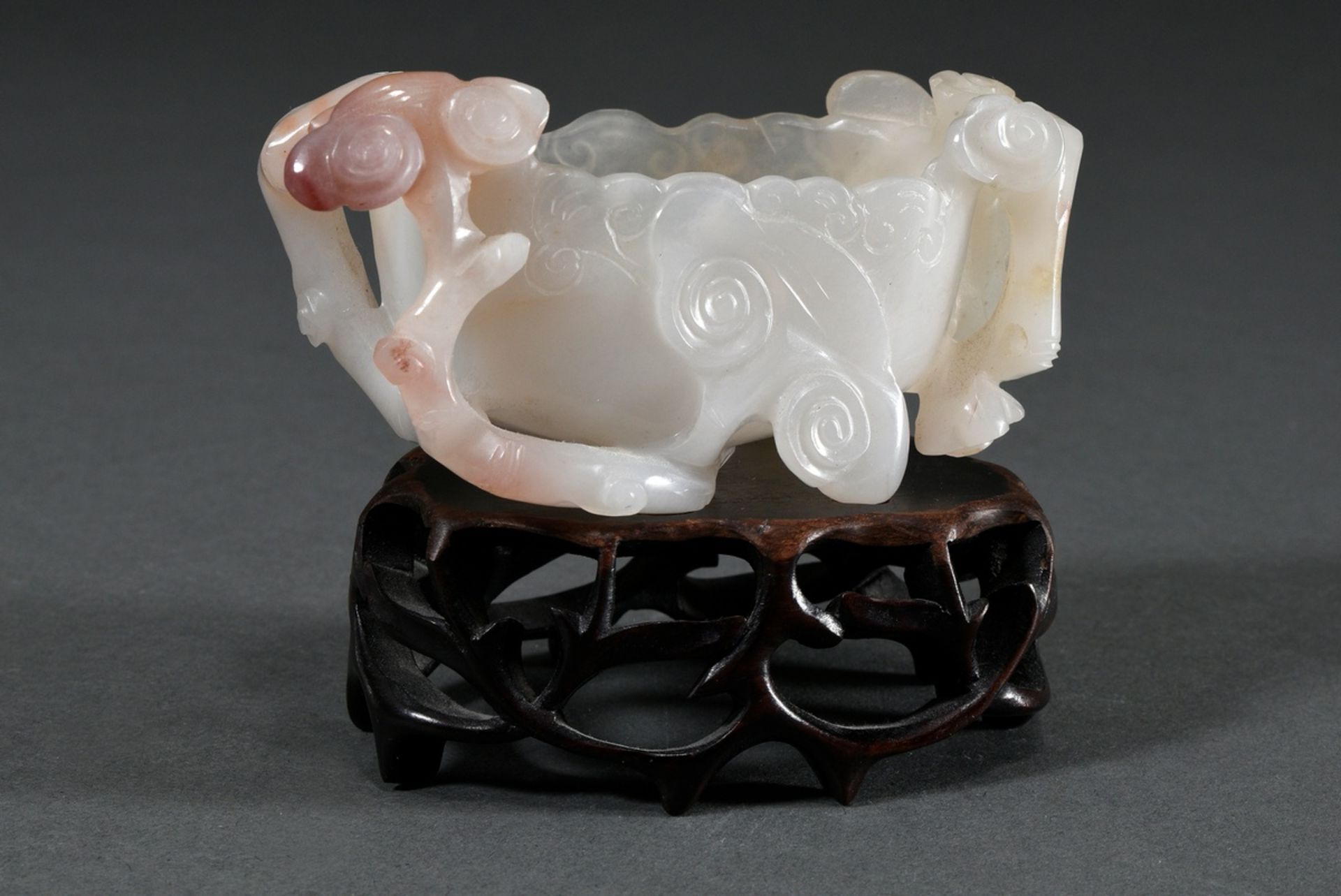 Light rose coloured jade brush washer with "Lingzhi mushrooms" on carved wooden base, 4,5x10x5cm, s