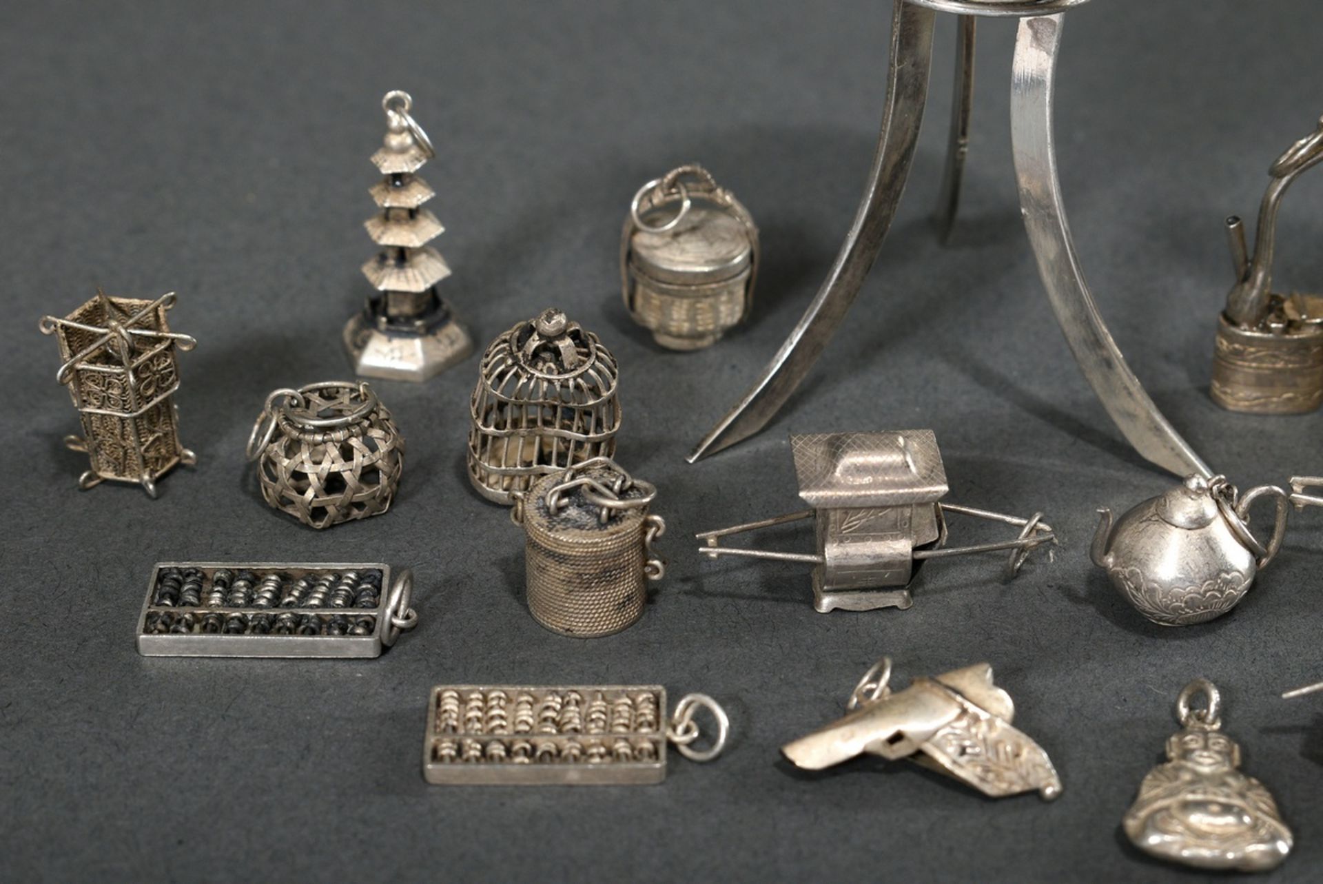 22 Diverse Teile japanisches Silber: 20 Anhänger Miniaturen (Pagode, Boot, Rikscha, Sänften, Körbe, - Bild 3 aus 6