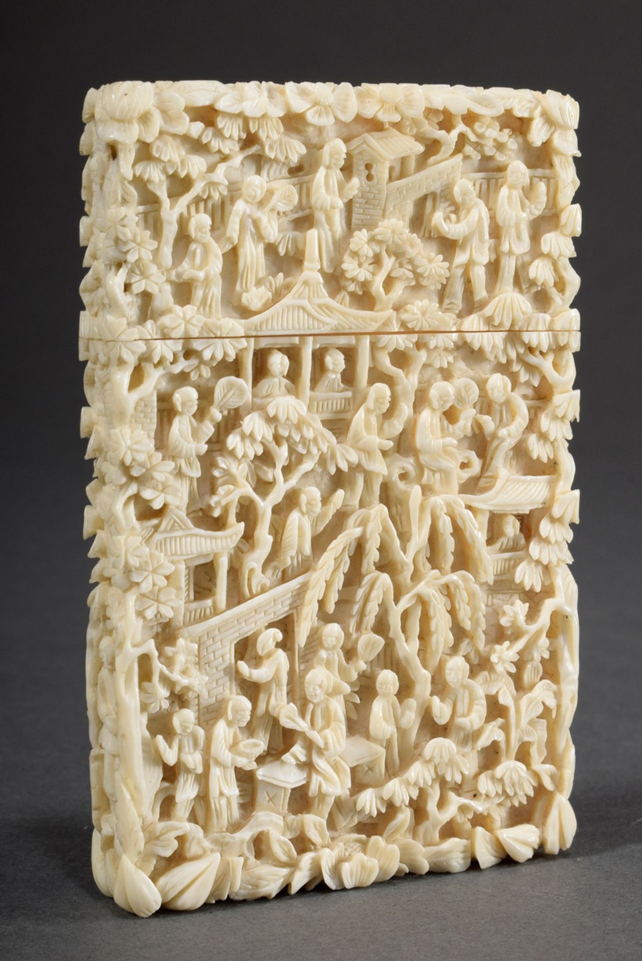 Finely carved Chinese ivory business card case with "garden scenes", Canton circa 1900, 10,5x6,5x1,