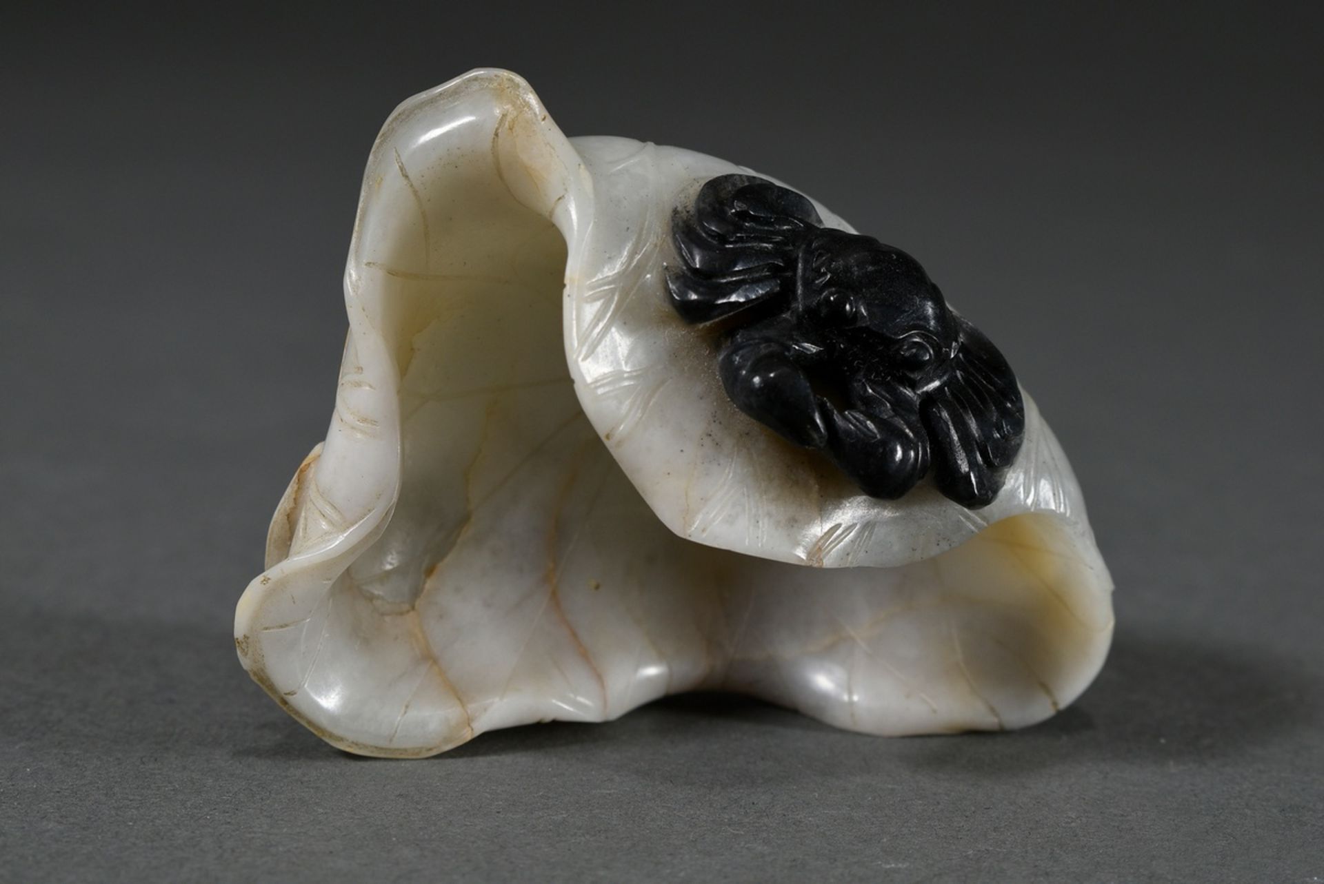 Zweifarbiger Jade Pinselwascher "Krebs auf Lotusblatt", China Qing Dynastie, 4,5x7,8x5cm