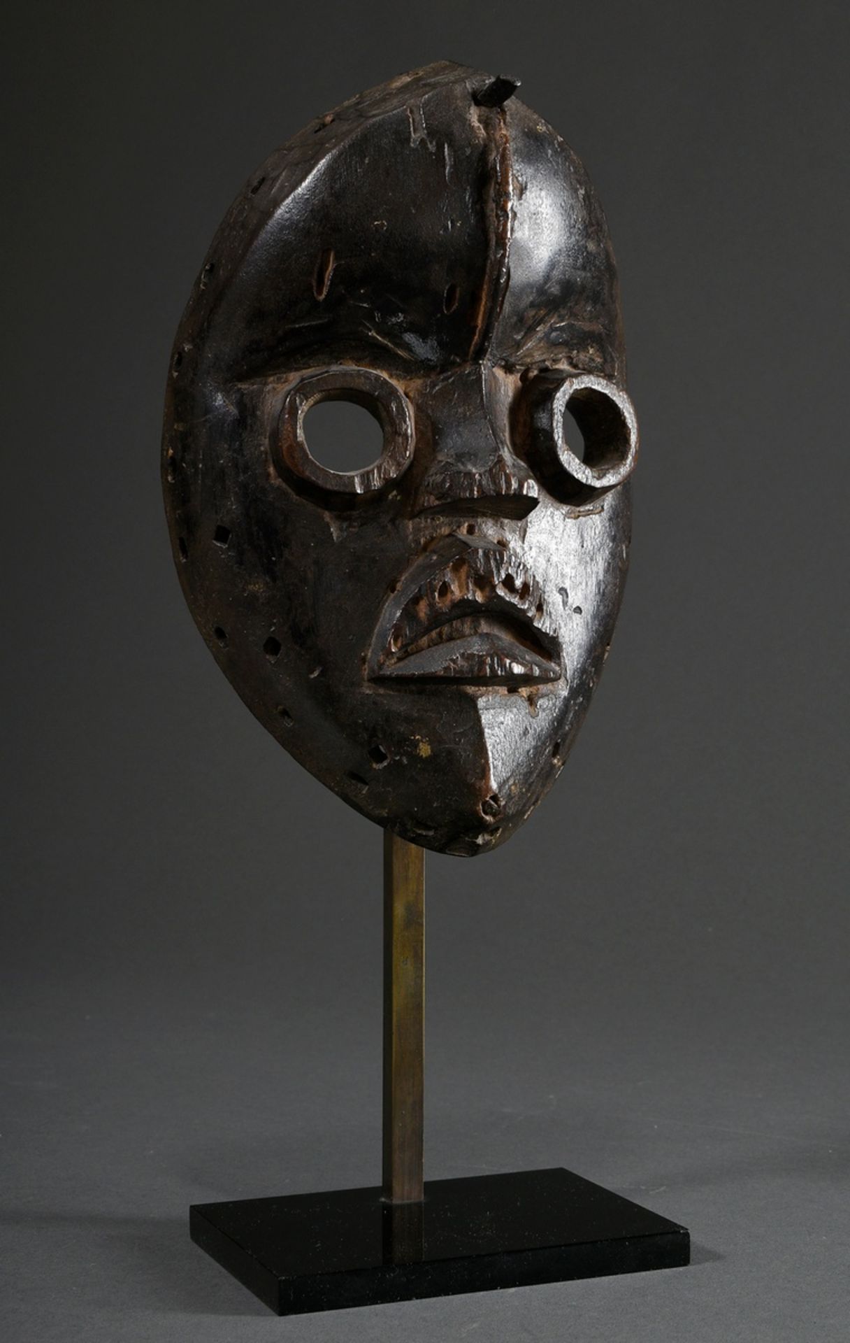 Dan mask with round eyes and iron nail above vertical forehead bulge, carved wood and dark patina,  - Image 2 of 5
