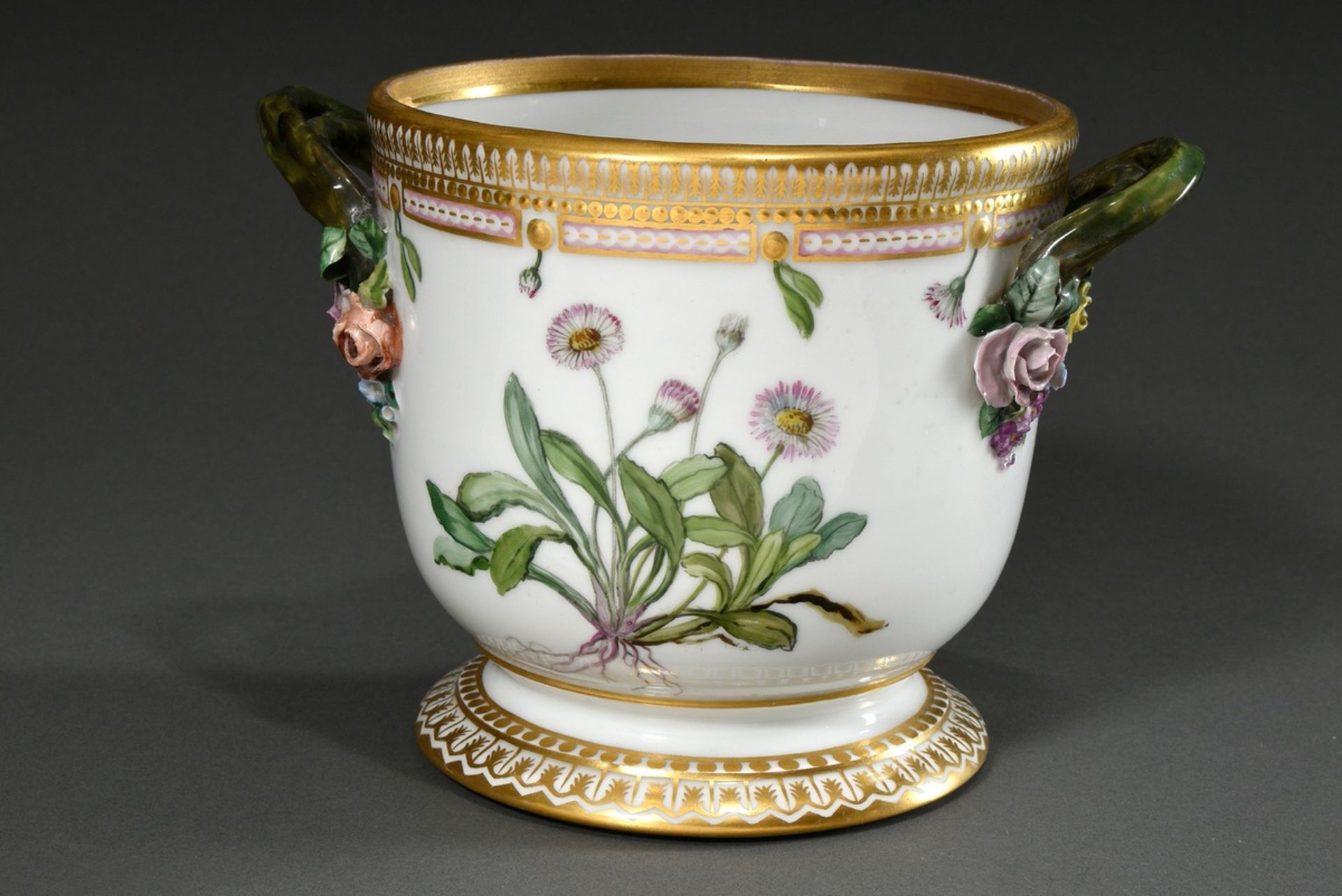 2 Royal Copenhagen "Flora Danica" Übertöpfe mit umlaufender polychromer Bemalung, Asthenkeln, plast - Bild 2 aus 11