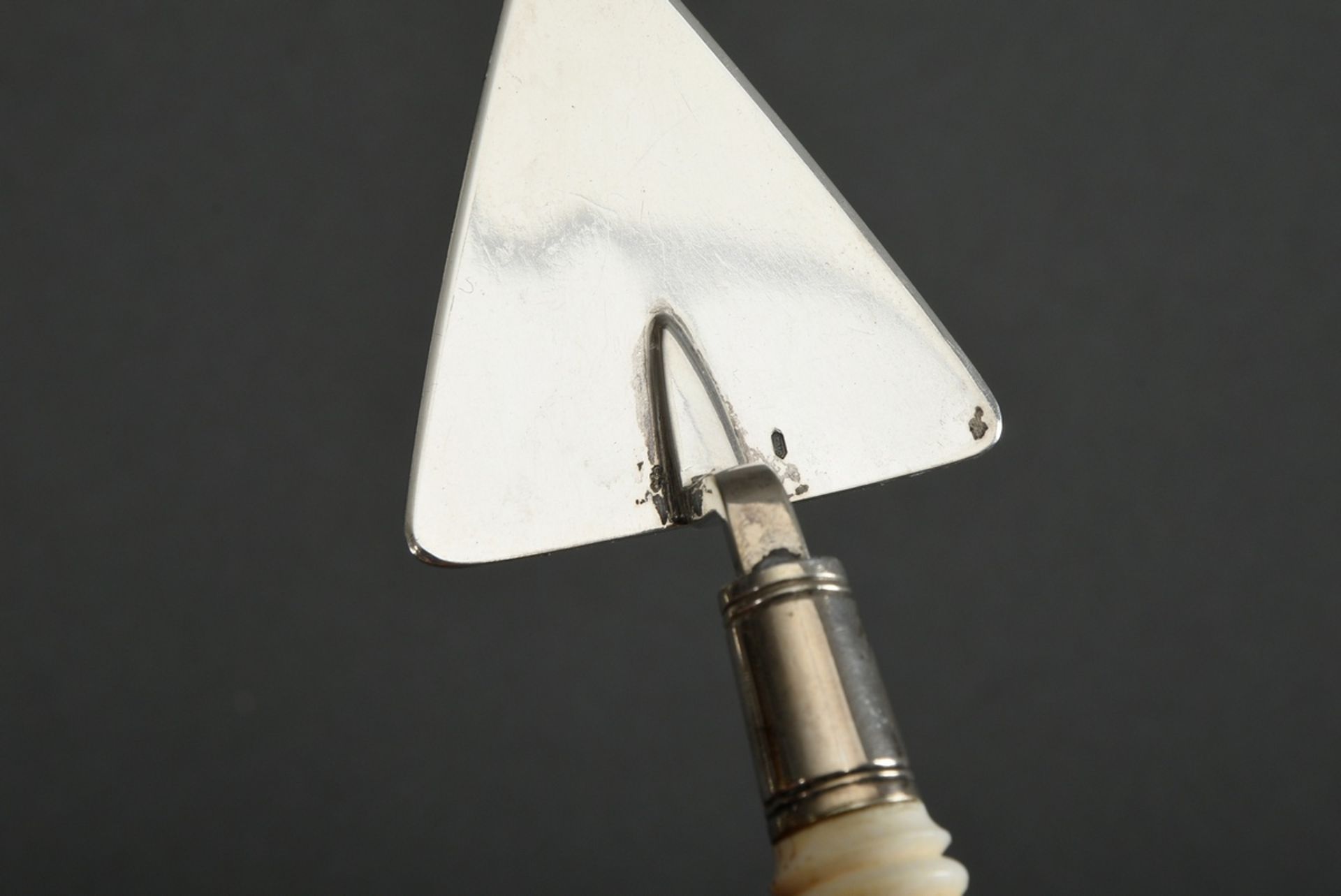 Small mason's trowel with turned ivory handle and silver attachment, 19th century, l. 15cm, Cf.: Mu - Image 3 of 5