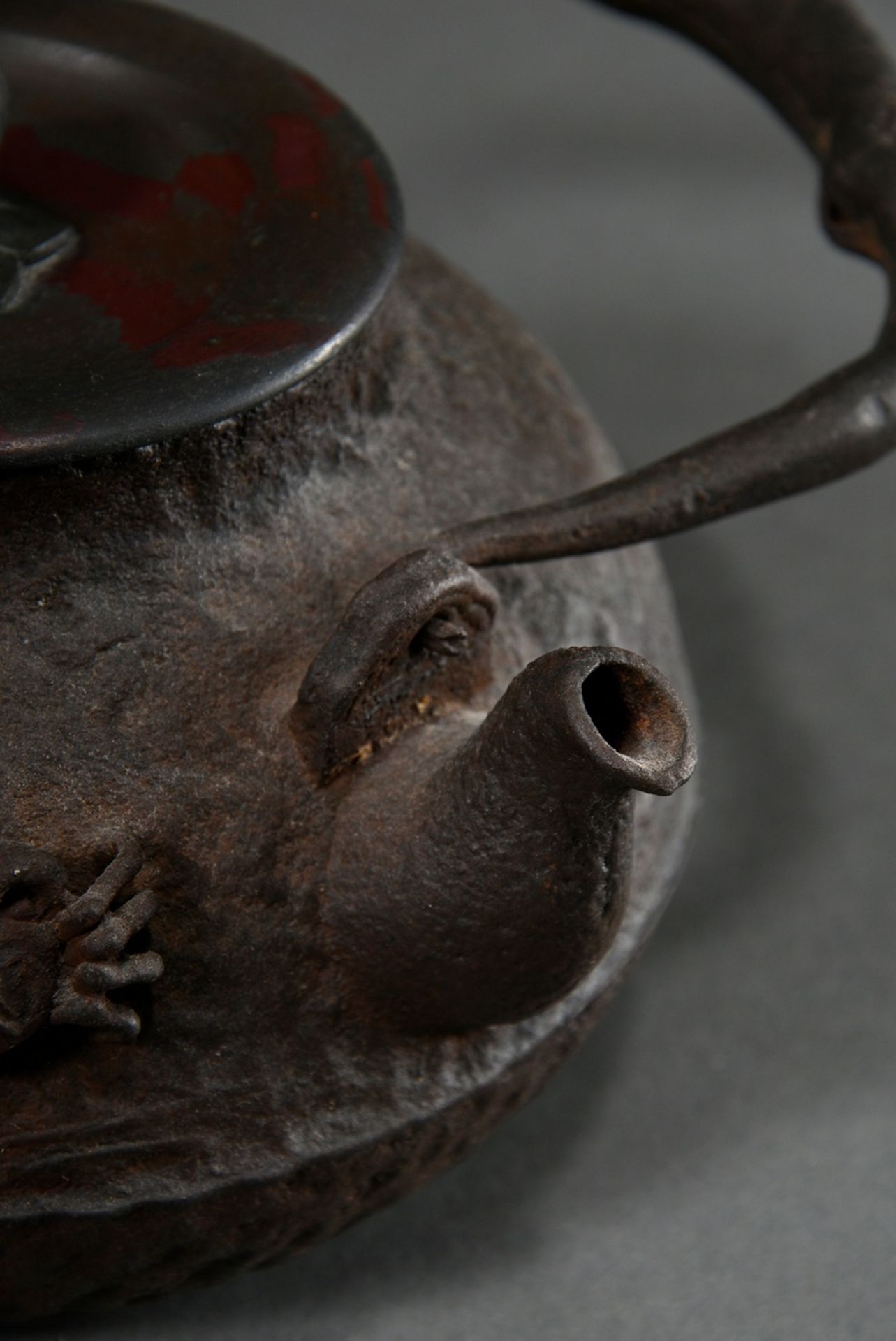 Iron Tetsubin water kettle "Two crabs and sedge", bronze lid signed inside, Japan 19th/20th c., h. - Image 9 of 9