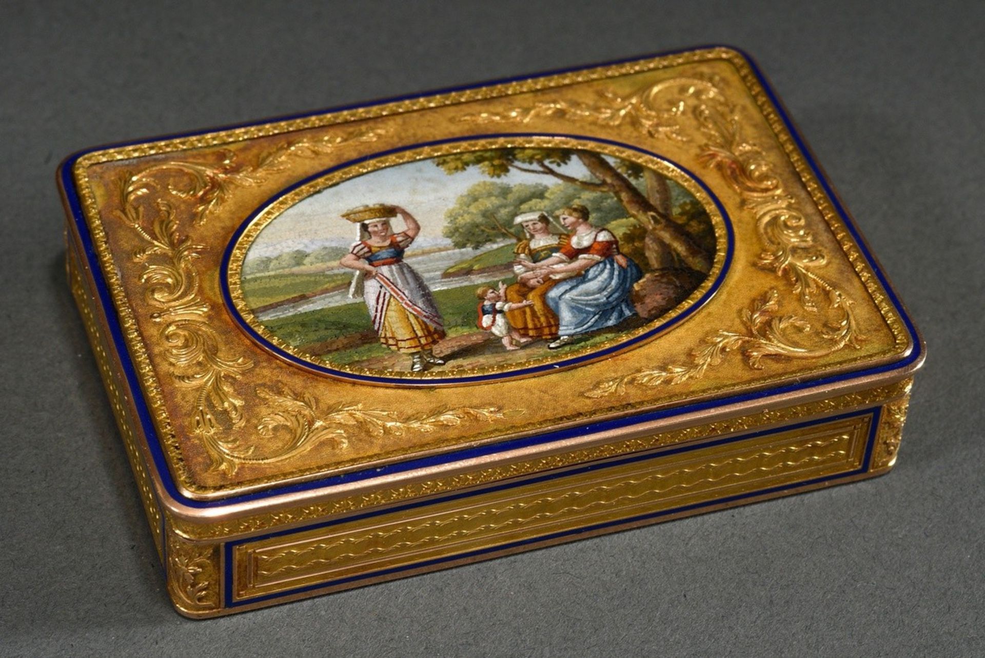 French gold snuff box with oval micromosaic in the lid "Three Italian women with child in front of 