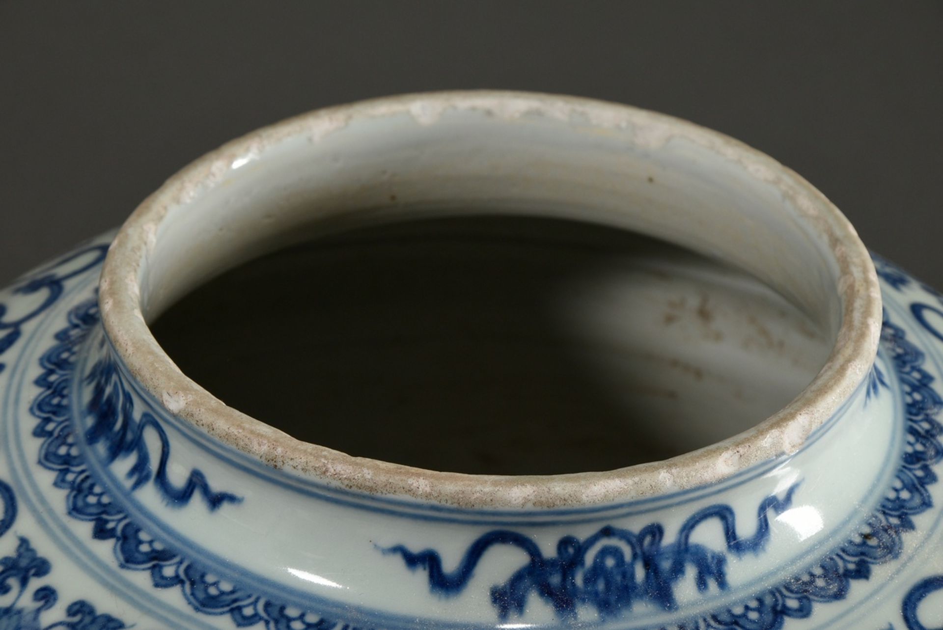 Large Guan pot in the Ming style of the 15th c. with blue painting "fabulous animals", cartouches w - Image 2 of 5