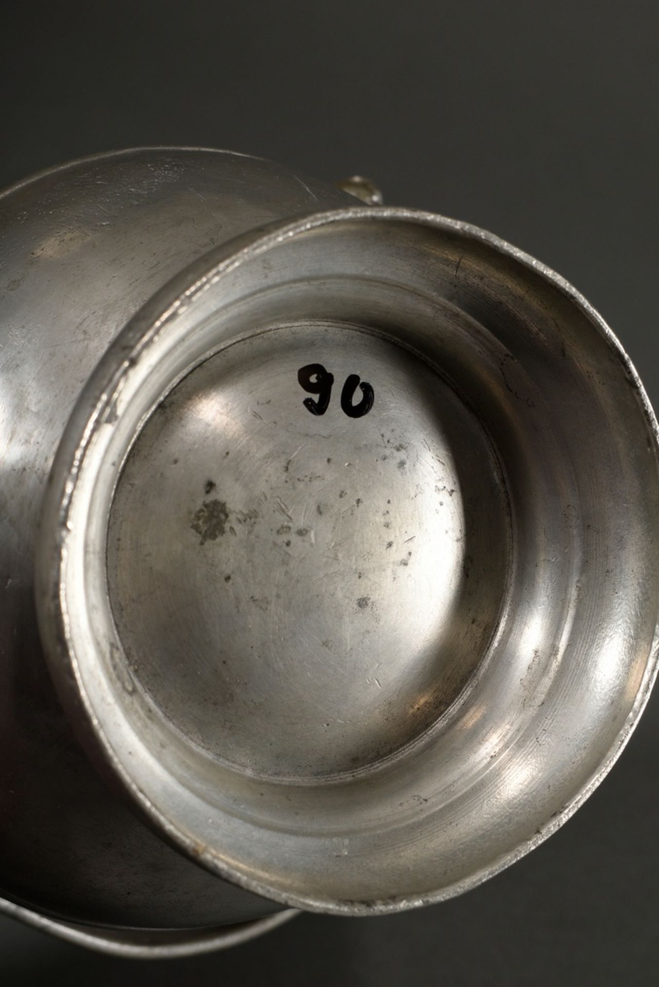 2 Various pieces of Lübeck pewter: Hangelpott with figurally shaped handles (food carrier), MZ: Cla - Image 7 of 10