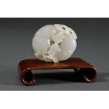 Feines helles Jade Toggle "Zwei Welse und Pflanzen", China, Qing-Zeit, Holzstand, 5,3x4,2x1,5cm