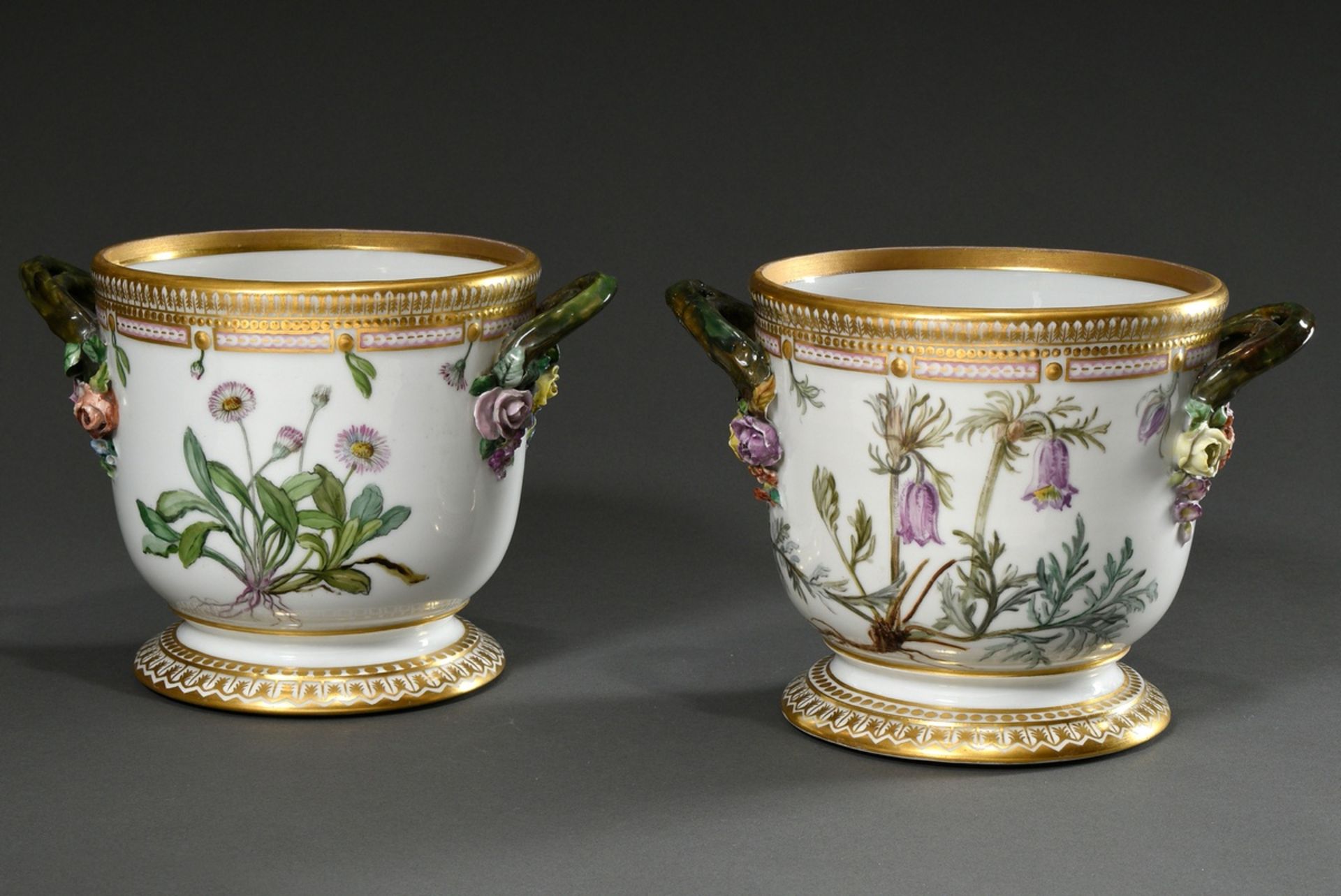 2 Royal Copenhagen "Flora Danica" Übertöpfe mit umlaufender polychromer Bemalung, Asthenkeln, plast