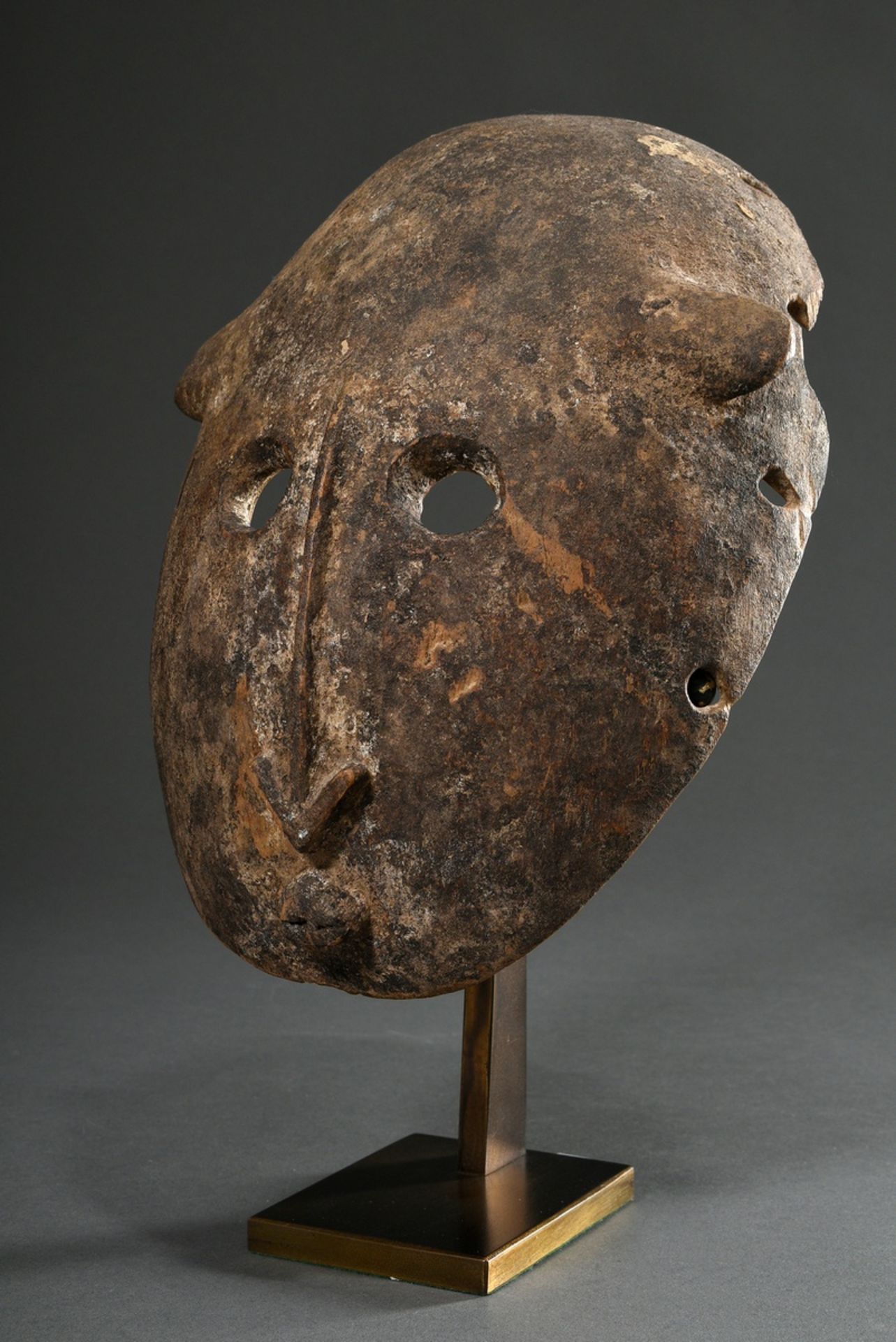 Dogon mask with round eyes, arrow nose, pointed mouth and small ears (the rare type of "Lion Mask"  - Image 3 of 5