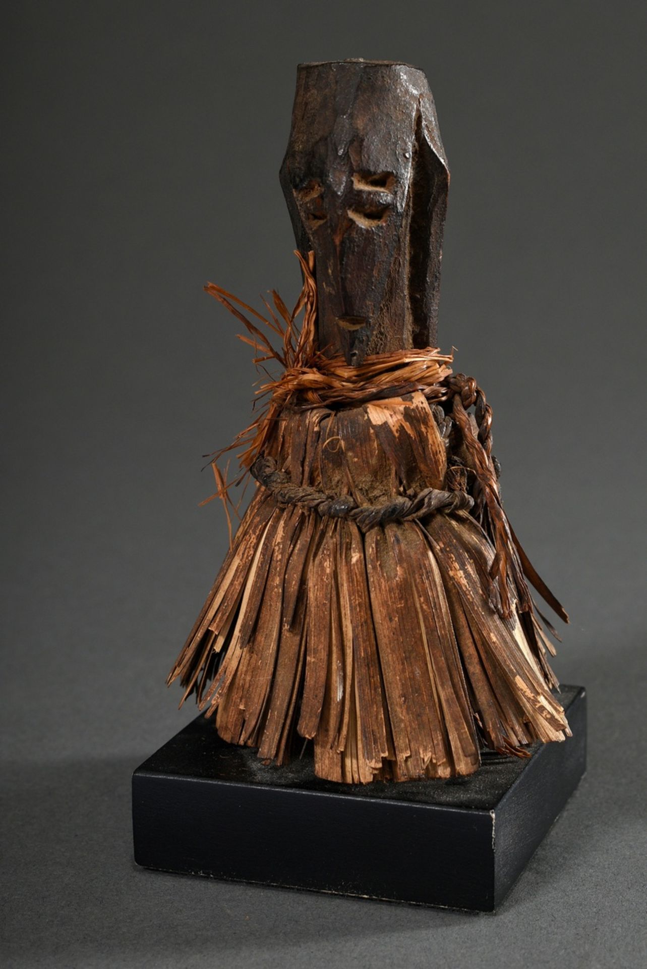 4 Various pieces of African tribal art: small Janus-headed Bembe fetish (wood/bast, h. 10.5/12.4cm) - Image 5 of 6