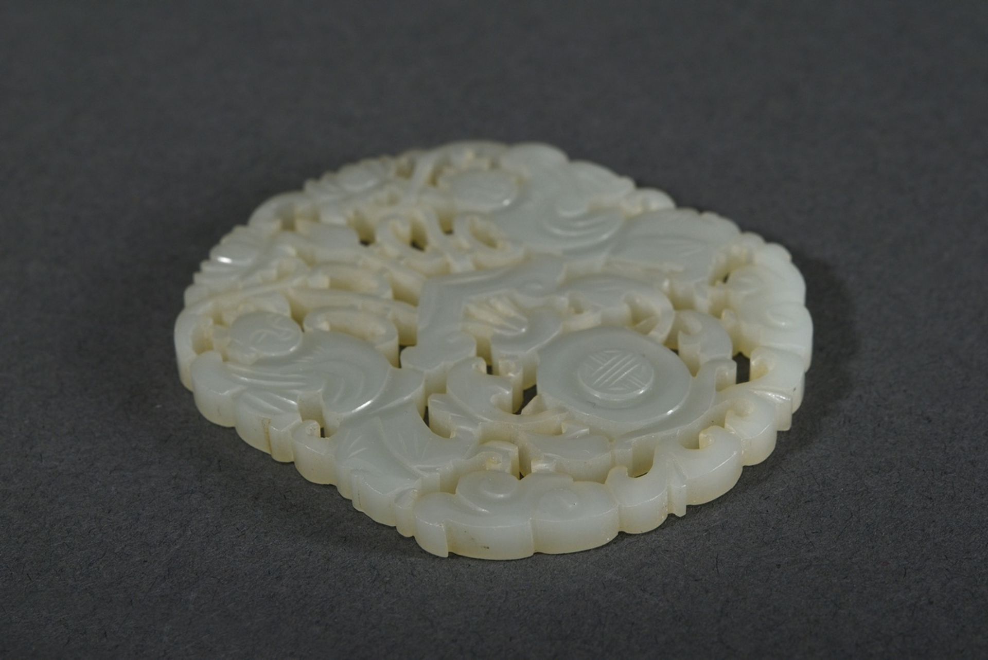 Light openwork jade plaque "Two genii and lotus vase", 6x5cm - Image 3 of 4