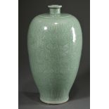 Große Seladon Meiping Vase im Song Stil mit geschnitten Dekor "Ranken", Song-Stil, H. 36cm