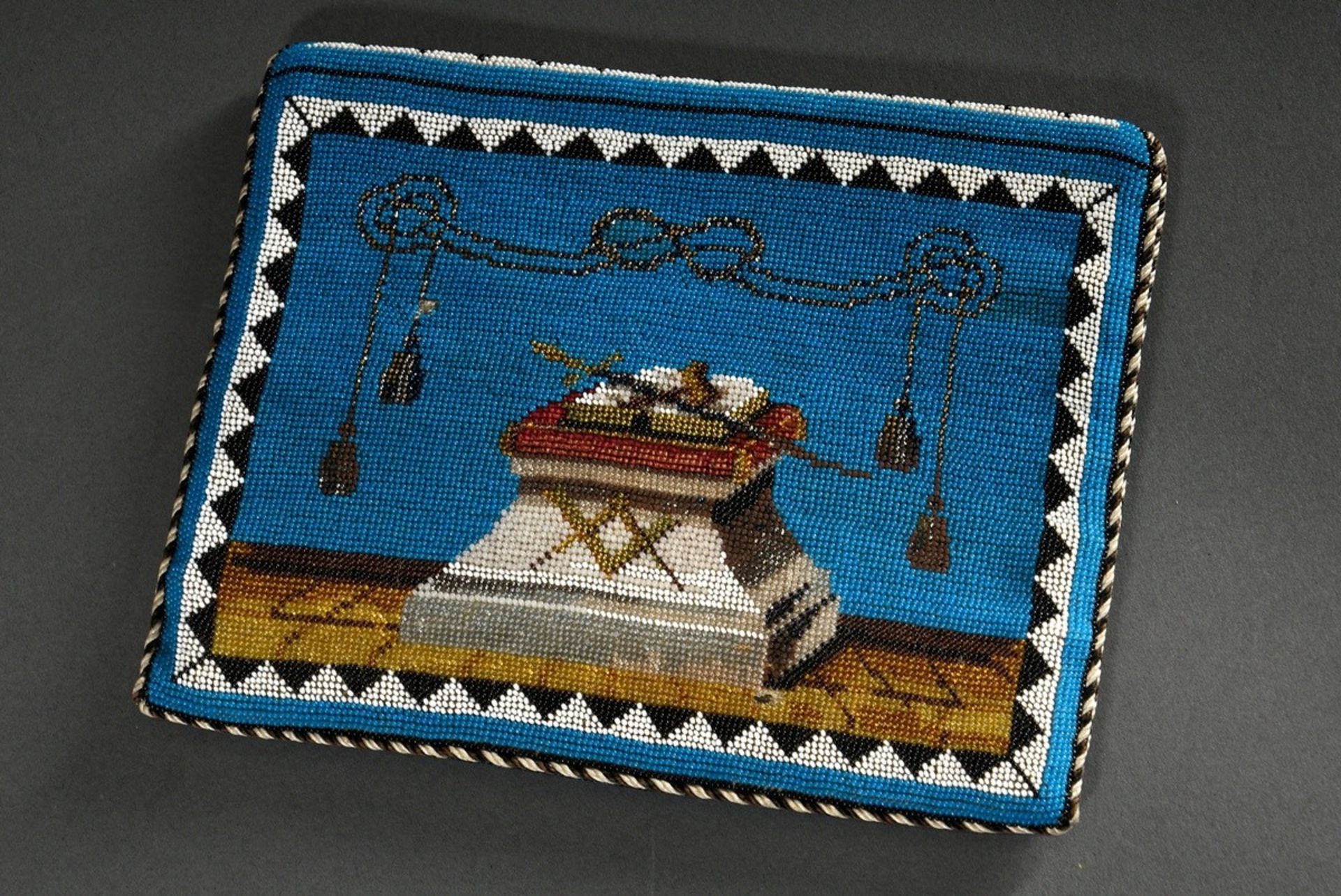 Biedermeier Freimaurer Tasche mit feiner Perlstickerei „Salomonischer Tempel“ und Symbole in Blau-W - Bild 2 aus 3