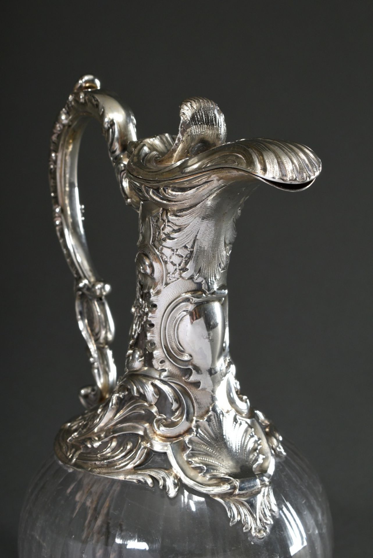 Elegante Schrankkanne mit facettiertem Korpus und floraler Silber Montierung im Neorokoko Stil an H - Bild 3 aus 7