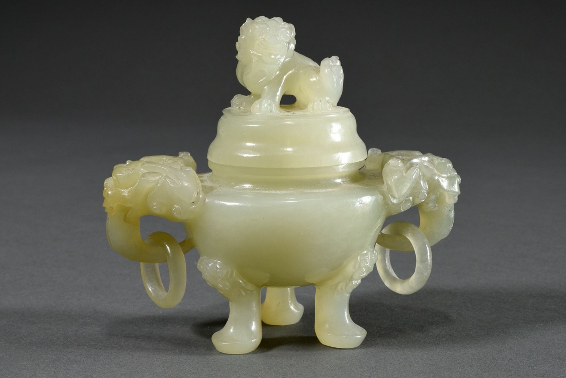 Miniature Koro of light green serpentine with movable ring handles and lion knob, mythical creature - Image 2 of 7
